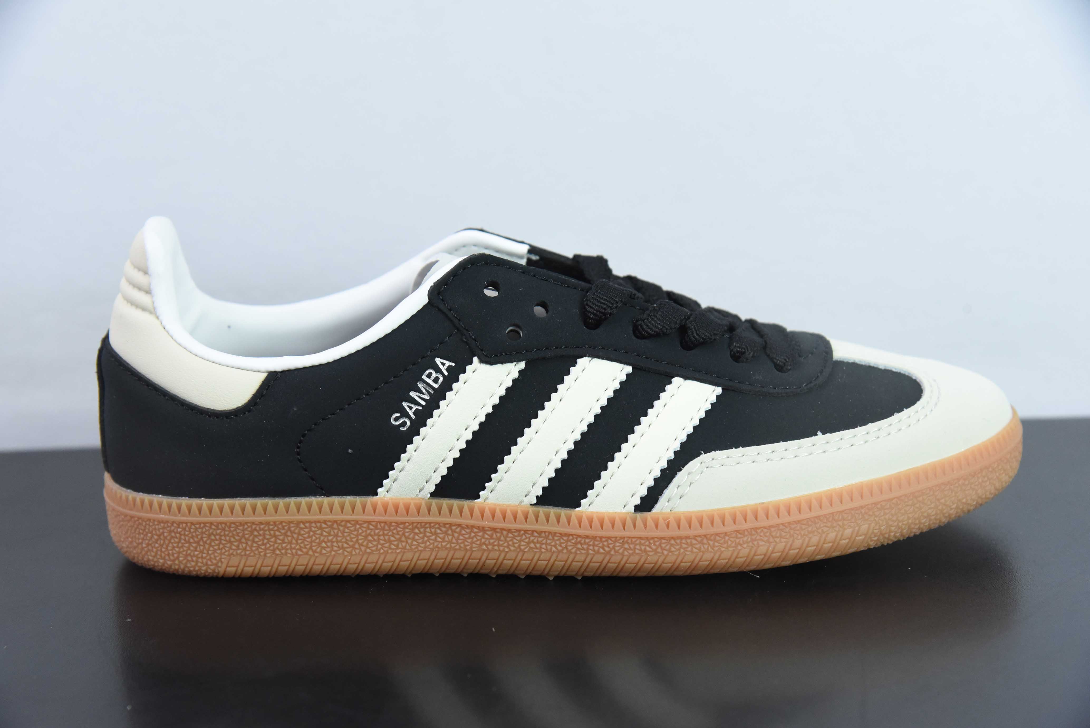 오리지널스 가젤 인도어 독일 트레이닝 시리즈 클로버 레트로 캐주얼 트레이너 아이템 번호: IE5836 사이즈: 35-45