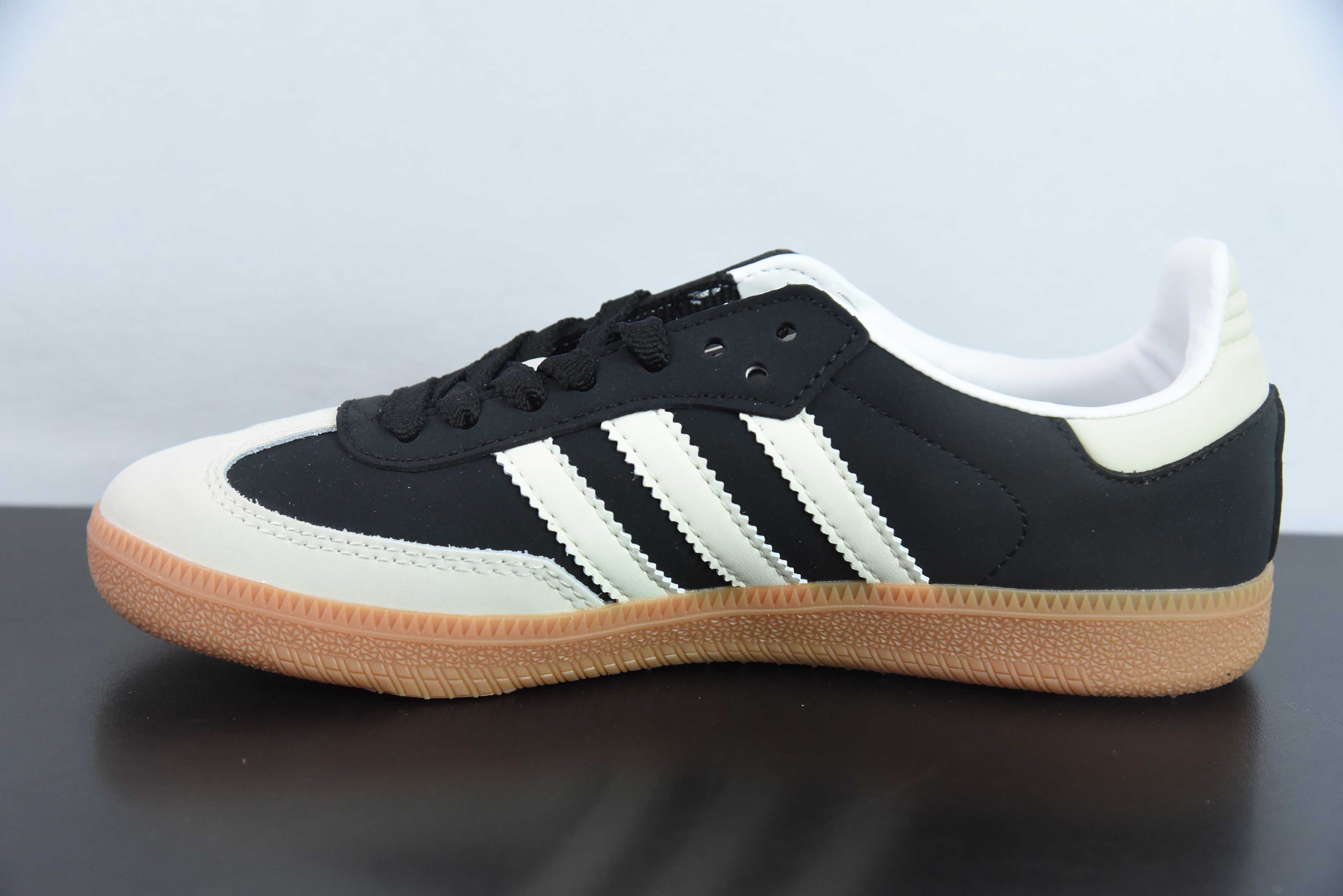 오리지널스 가젤 인도어 독일 트레이닝 시리즈 클로버 레트로 캐주얼 트레이너 아이템 번호: IE5836 사이즈: 35-45