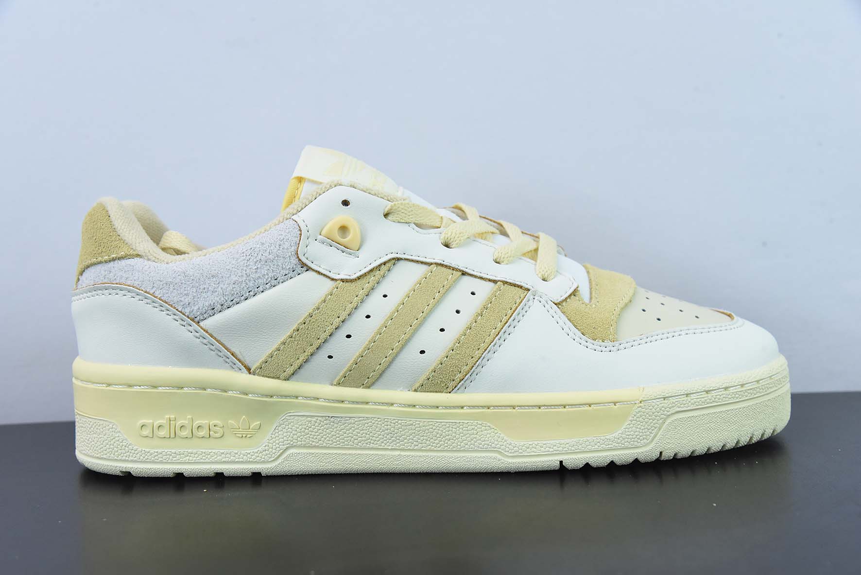 아디다스 오리지널스 라이벌리 로우 프리미엄 베이지 보드숏 아이템 번호: FY7430 사이즈: 36-44