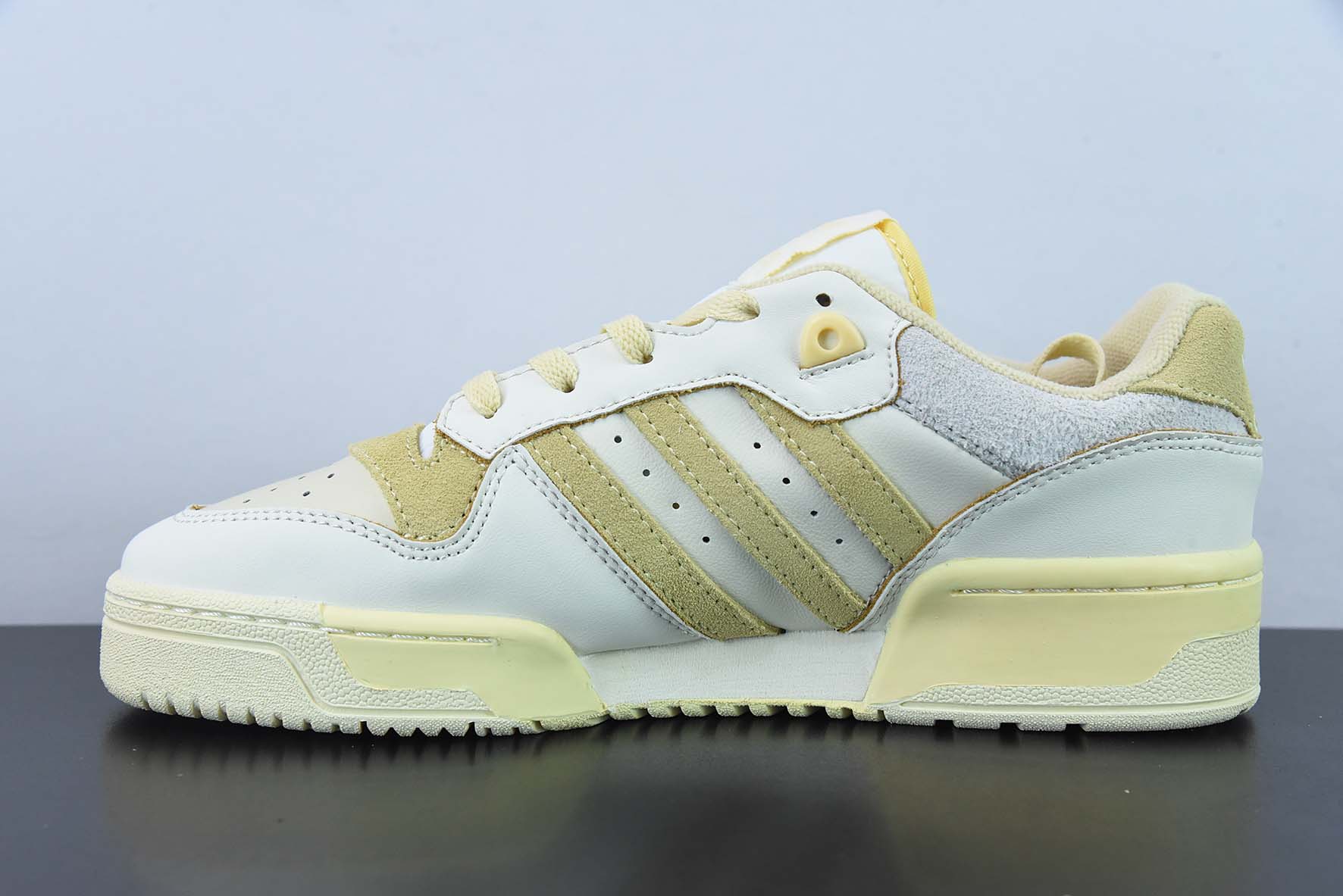 아디다스 오리지널스 라이벌리 로우 프리미엄 베이지 보드숏 아이템 번호: FY7430 사이즈: 36-44