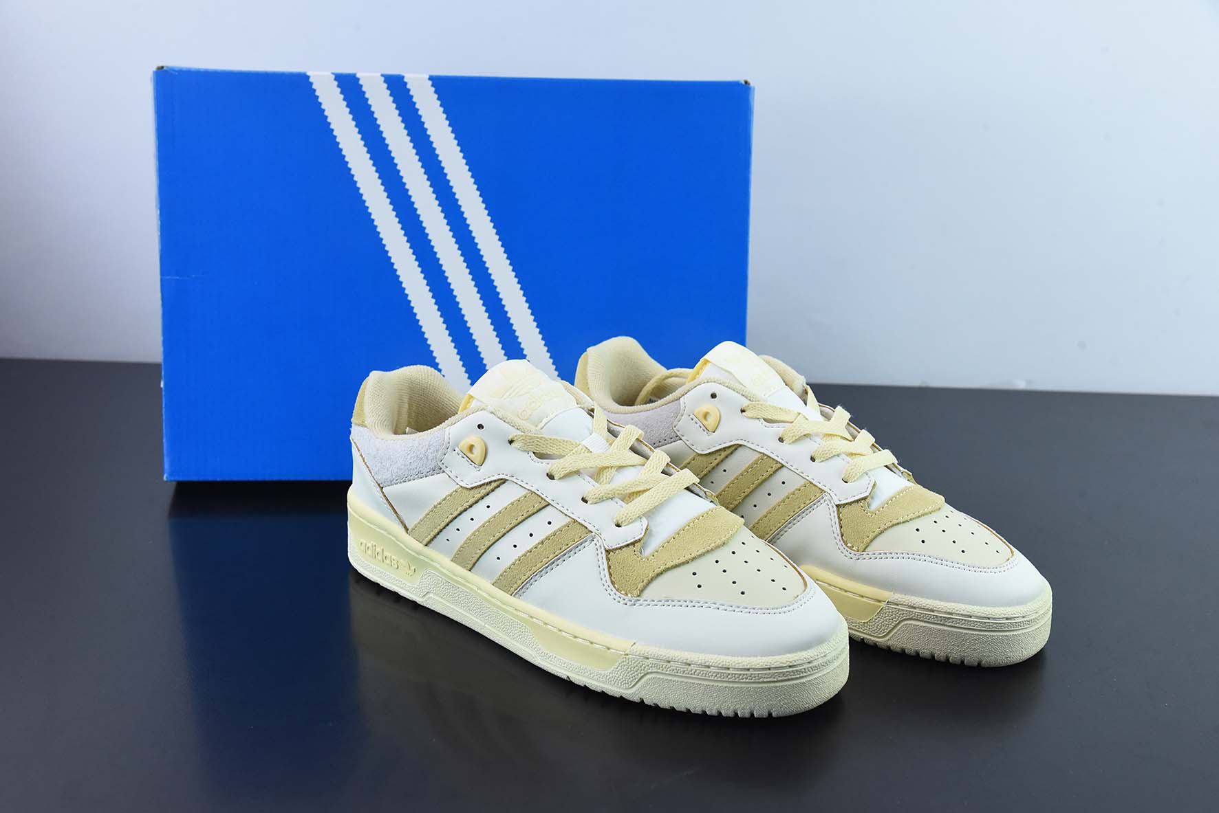 아디다스 오리지널스 라이벌리 로우 프리미엄 베이지 보드숏 아이템 번호: FY7430 사이즈: 36-44