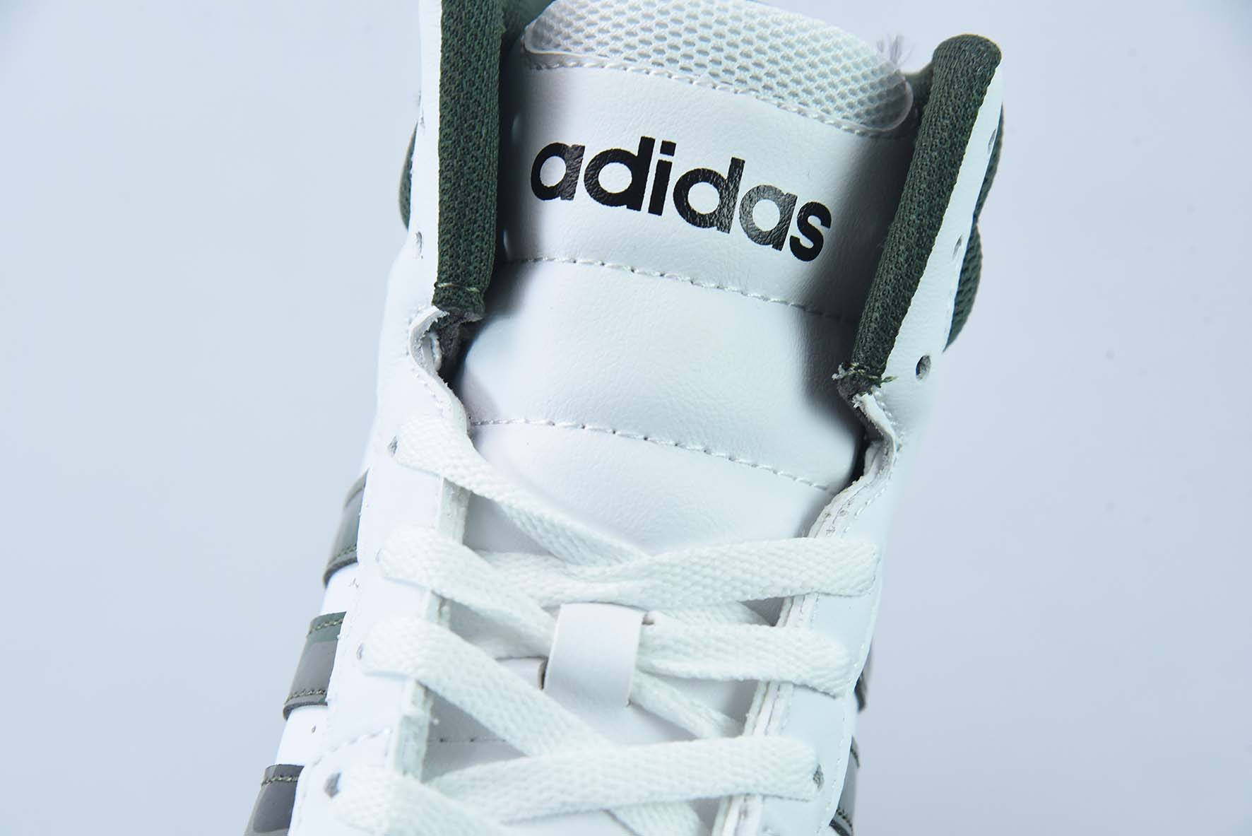 아디다스 아디다스 네오 후프 3.0 미드 시리즈 미드 탑 레트로 농구 스타일 캐주얼 스니커즈 가죽 화이트 블랙 GY4747 사이즈: 40-45 (하프 사이즈 포함)