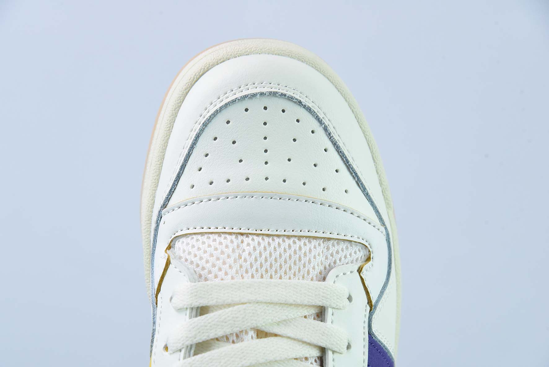 아디다스 포럼 84 하이 레이커스 레이커스 퍼플 및 골드 컬러웨이 골드 컬러웨이 아이템: GX9054 사이즈: 36-45