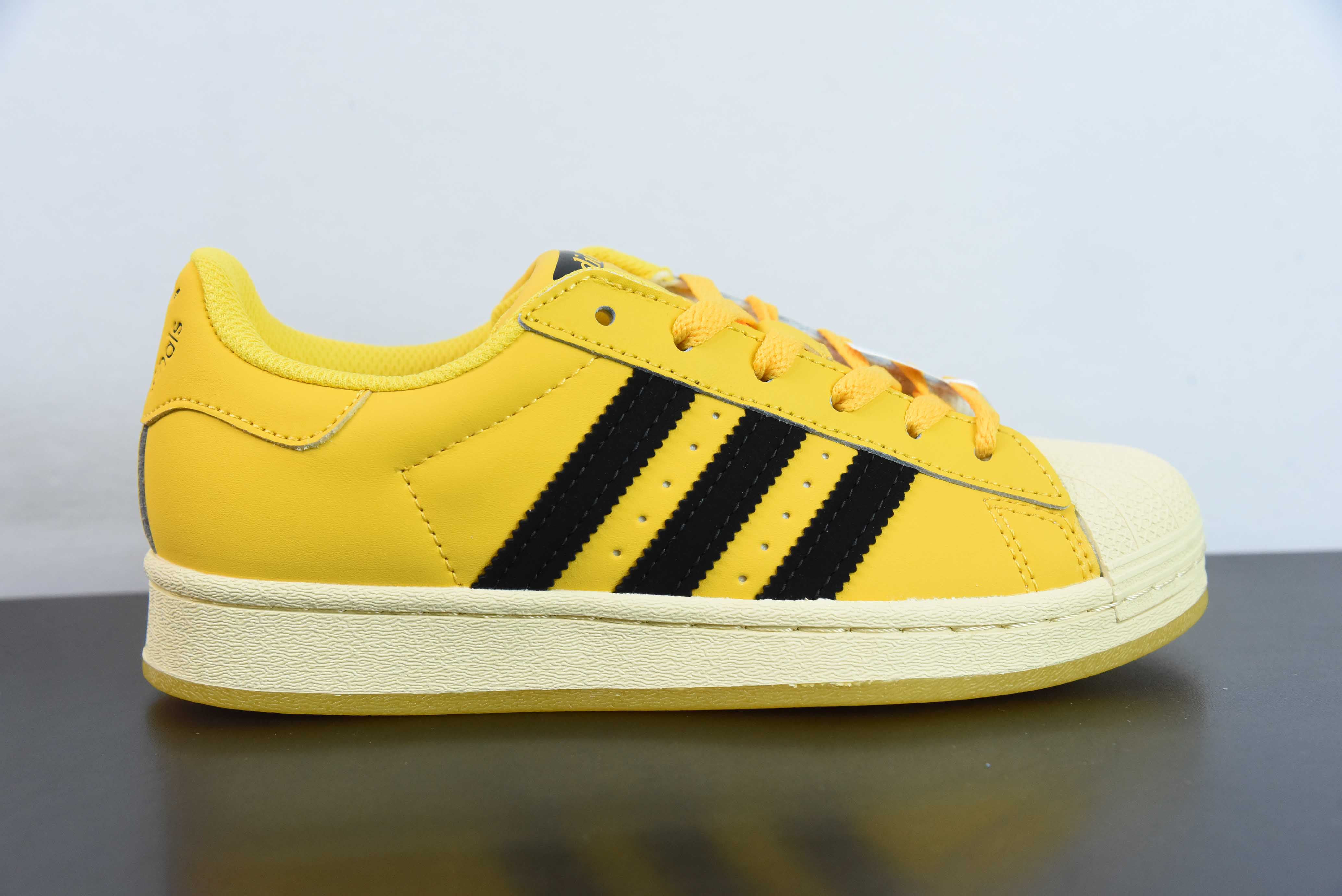 앙드레 사라이바 × 아디다스 오리지널스 슈퍼스타 블랙과 옐로우 상품 번호: GY2070 사이즈: 35-45