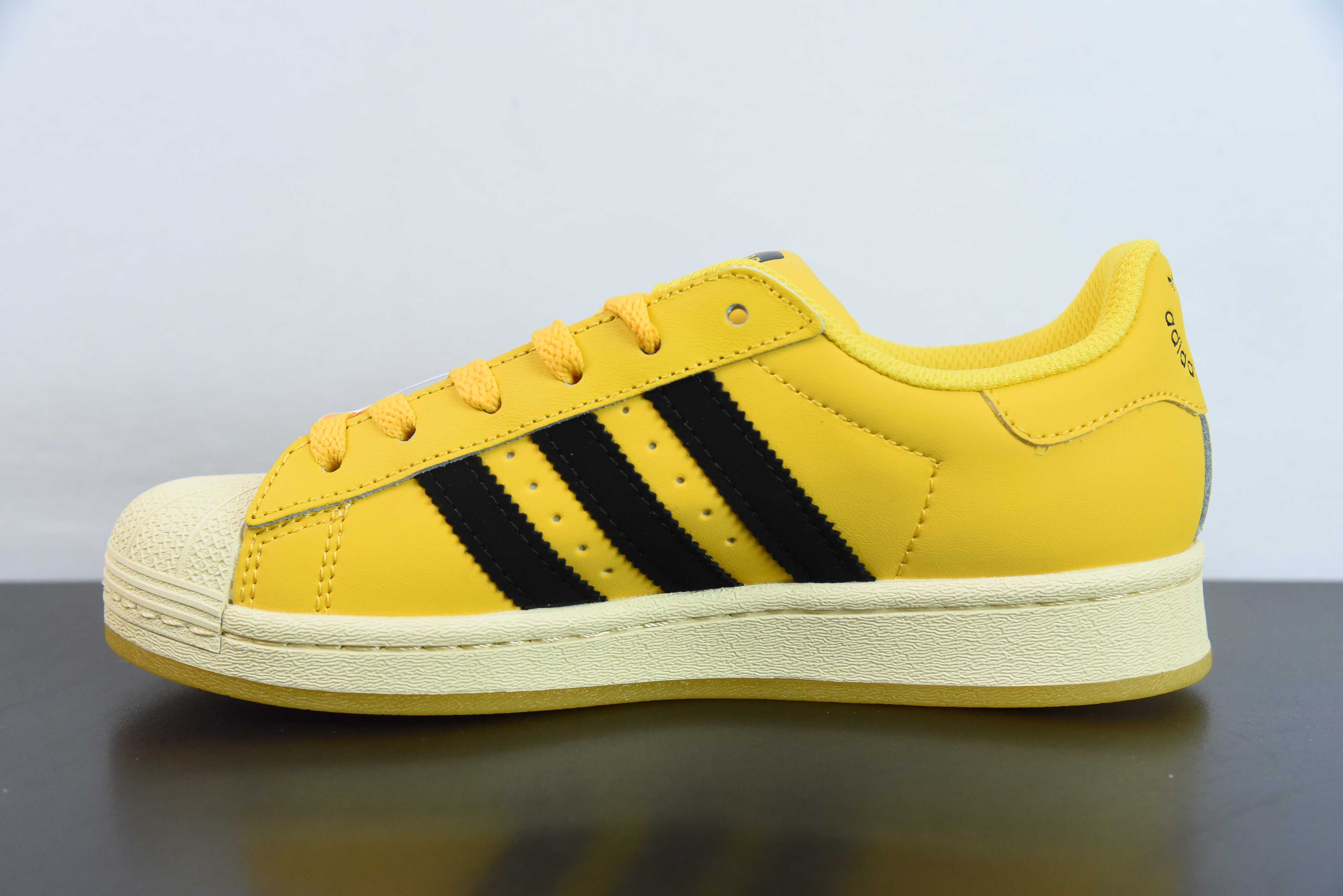 앙드레 사라이바 × 아디다스 오리지널스 슈퍼스타 블랙과 옐로우 상품 번호: GY2070 사이즈: 35-45