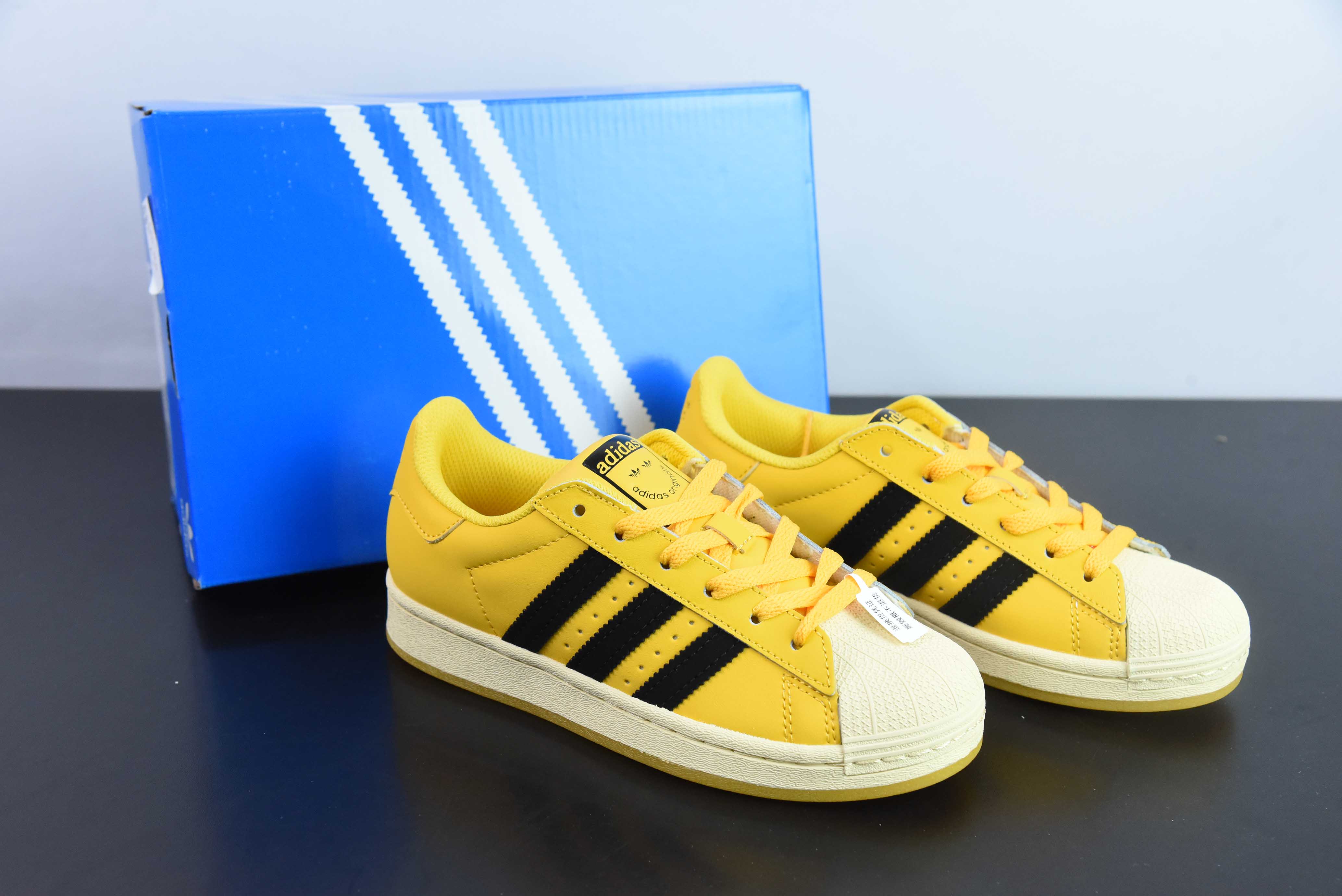 앙드레 사라이바 × 아디다스 오리지널스 슈퍼스타 블랙과 옐로우 상품 번호: GY2070 사이즈: 35-45