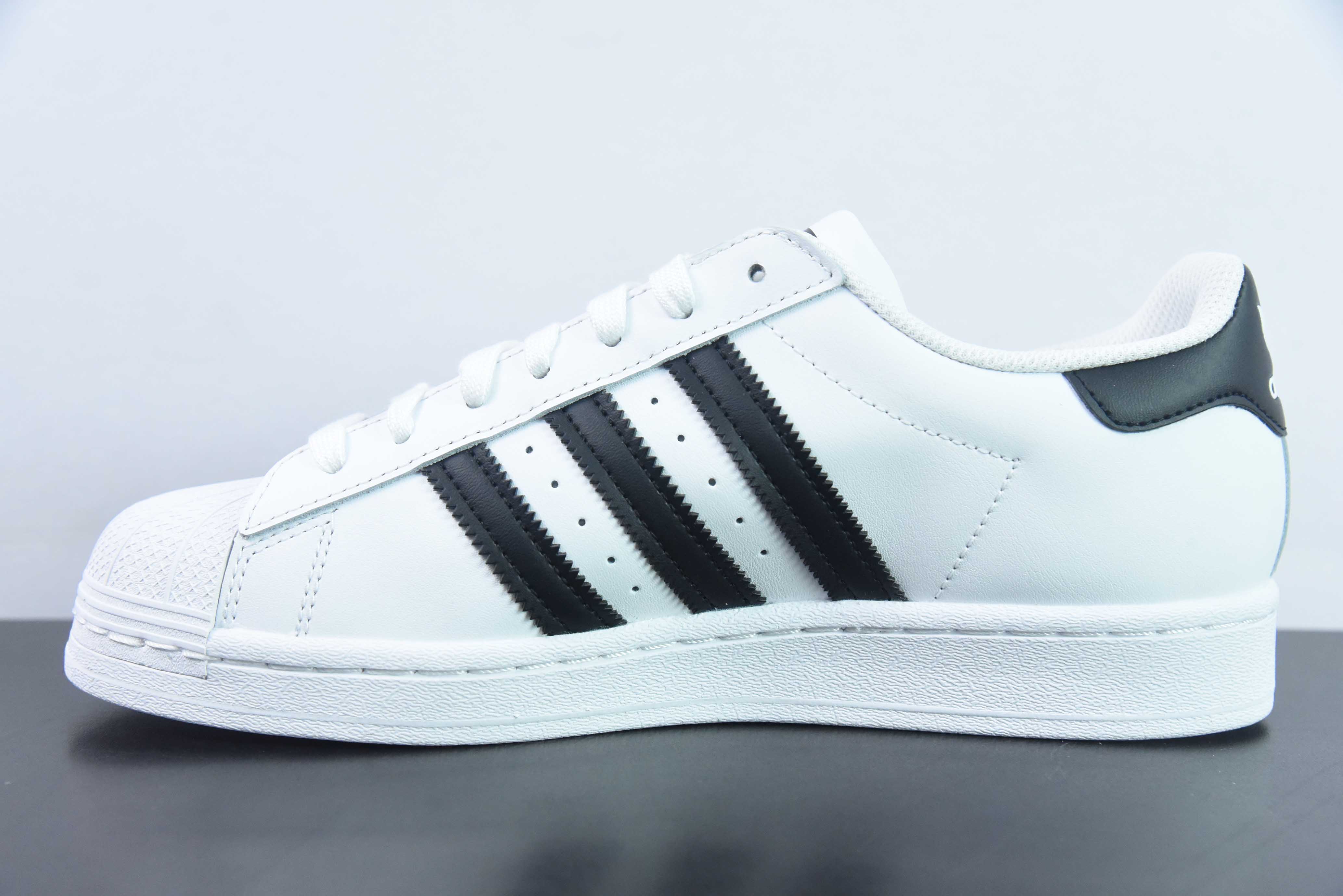 AD 오리지널스 슈퍼스타 클래식 쉘 토 캐주얼 보드 슈즈 화이트 블랙 EG4958 사이즈: 36-44