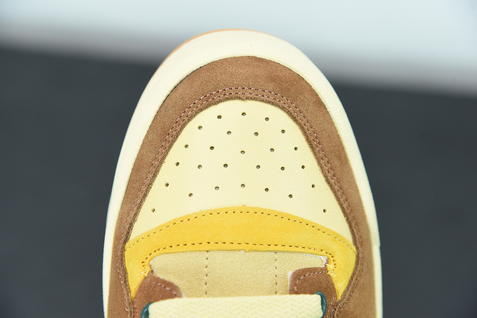 스톰스 X 아디다스 오리지널스 포럼 로우 ‘’요요기 공원 브라운 상품 번호: GW3486 사이즈: 36-45