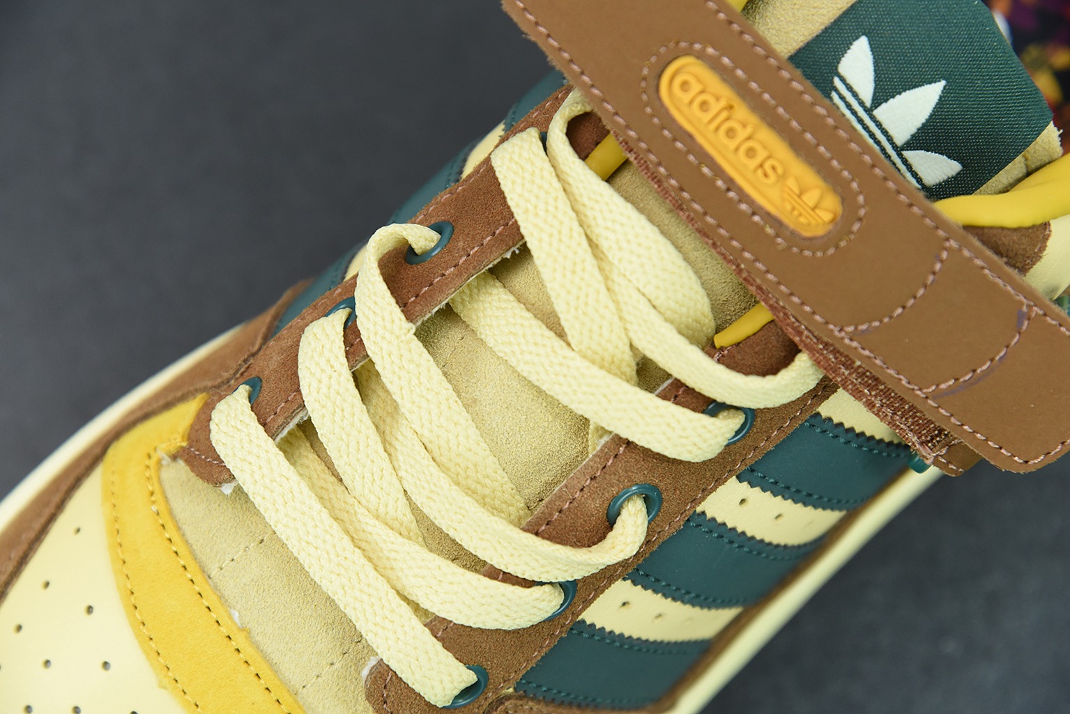 스톰스 X 아디다스 오리지널스 포럼 로우 ‘’요요기 공원 브라운 상품 번호: GW3486 사이즈: 36-45