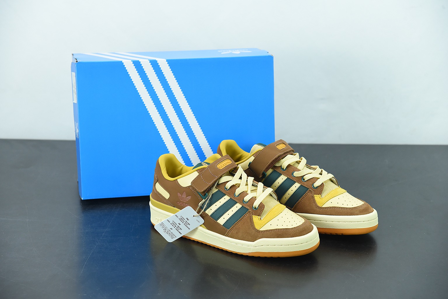 스톰스 X 아디다스 오리지널스 포럼 로우 ‘’요요기 공원 브라운 상품 번호: GW3486 사이즈: 36-45