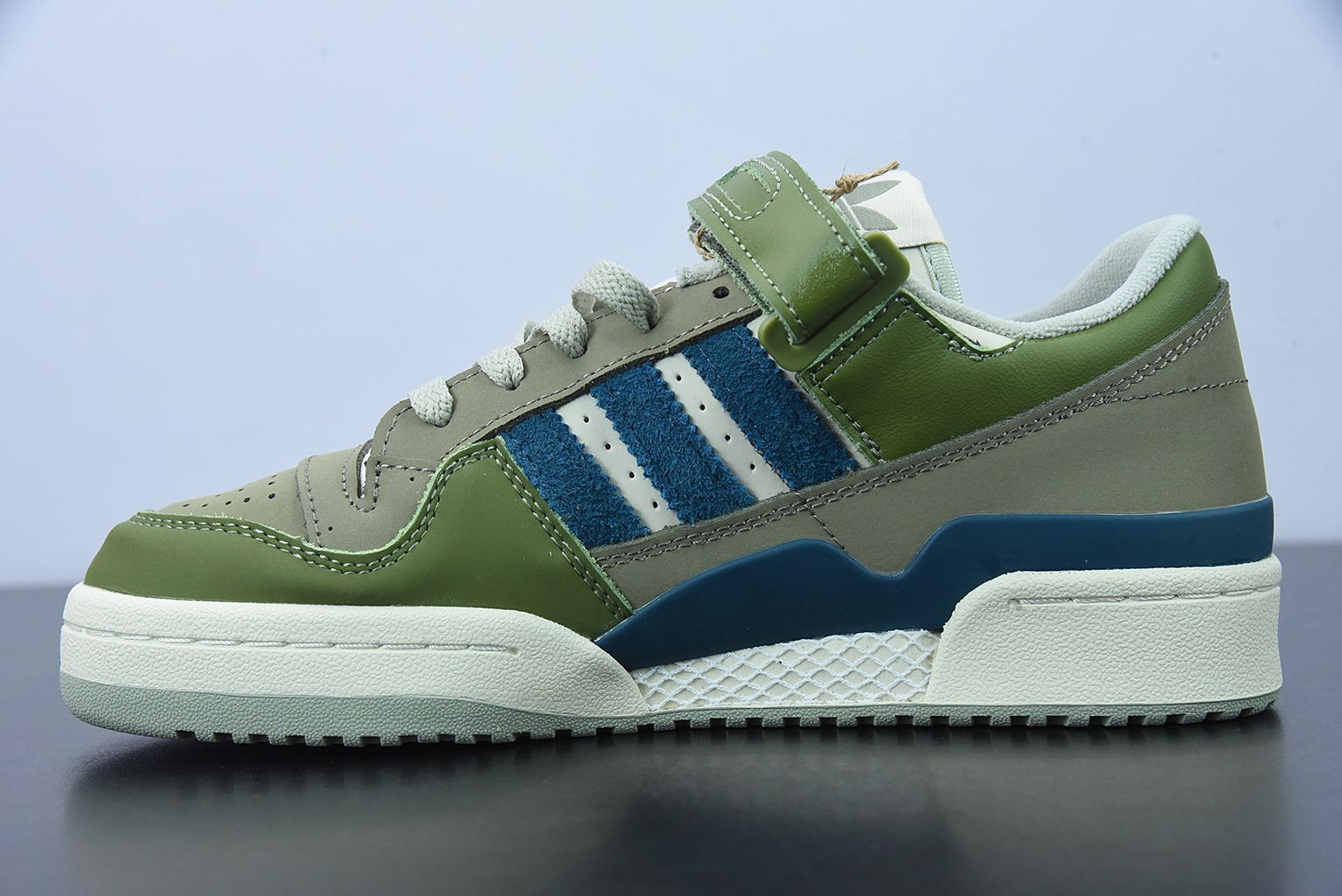 0H6G3 아디다스 오리지널스 포럼 84 로우 그레이트 아웃도어 테크 올리브 올리브 그린 품목 번호: GX4545 사이즈: 36-45