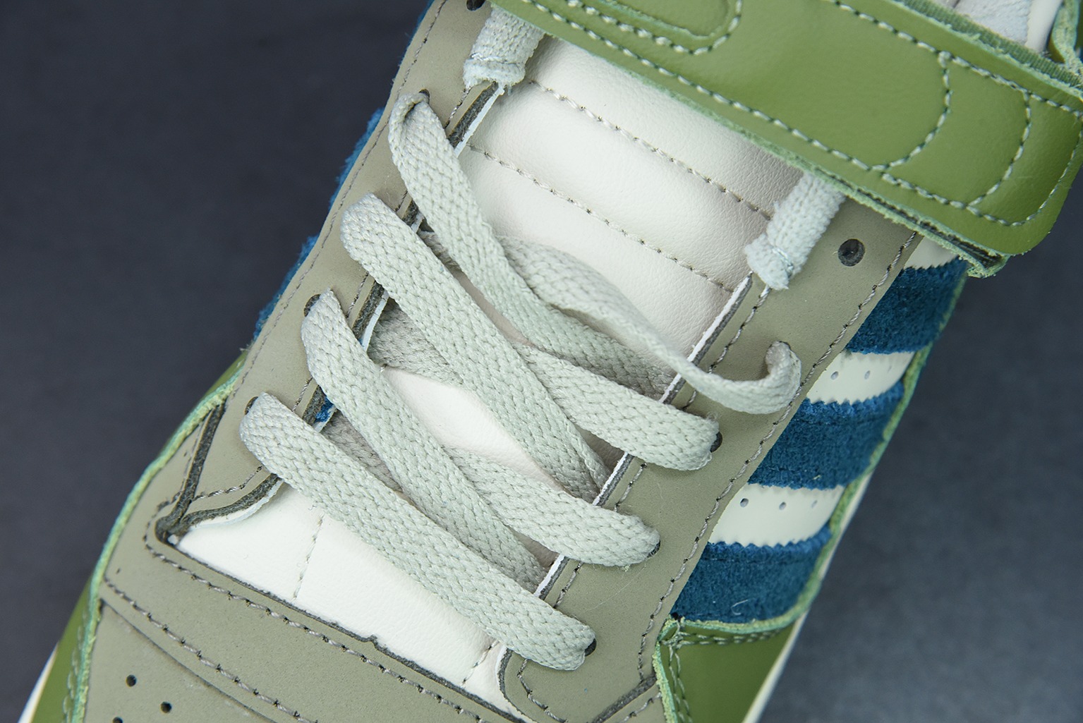 0H6G3 아디다스 오리지널스 포럼 84 로우 그레이트 아웃도어 테크 올리브 올리브 그린 품목 번호: GX4545 사이즈: 36-45