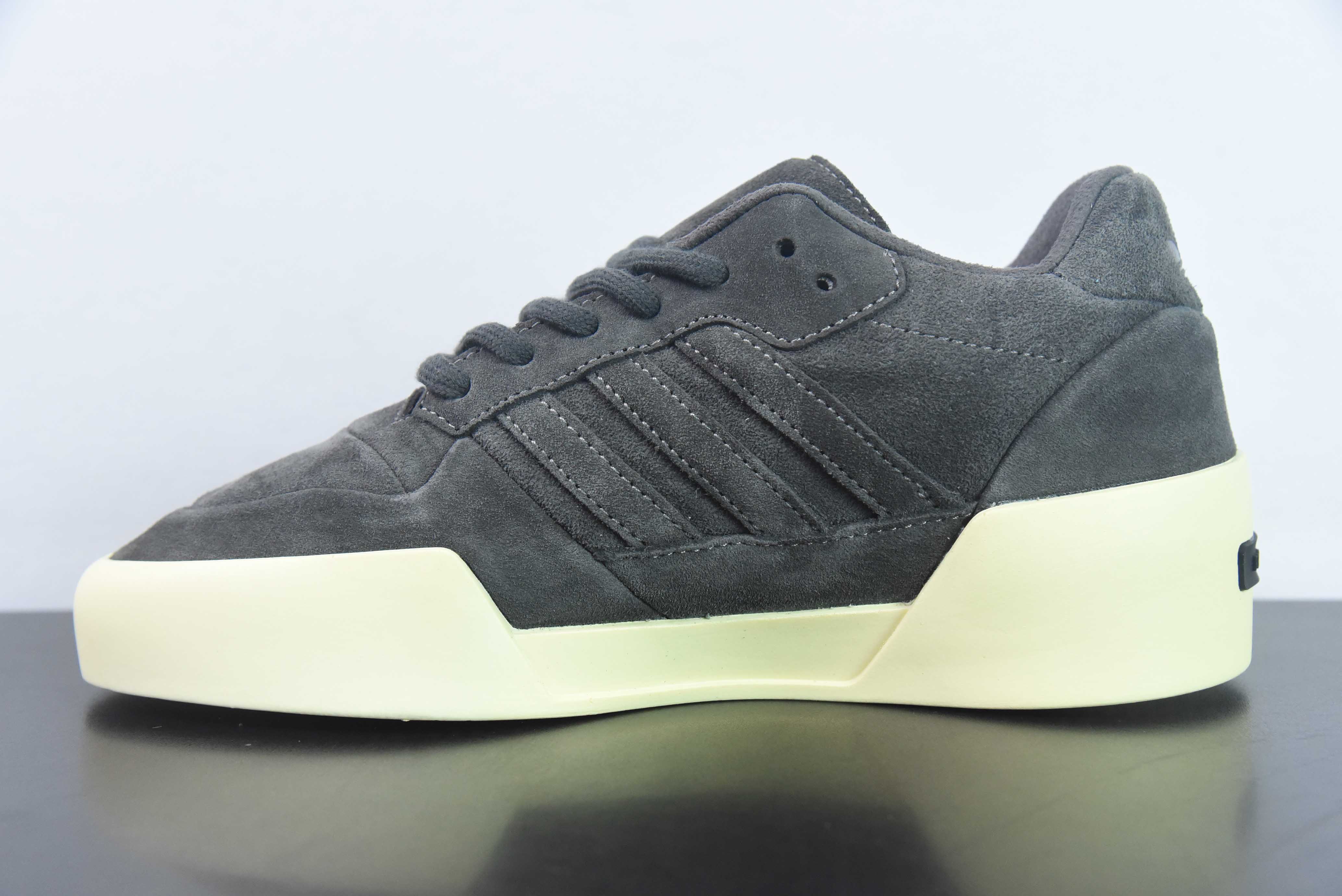 공포의 질주 x 아디다스 오리지널스 포럼 86 Lo ‘’코어 블랙 로우탑 보드숏 아이템 번호 IG6633 사이즈: 36-49