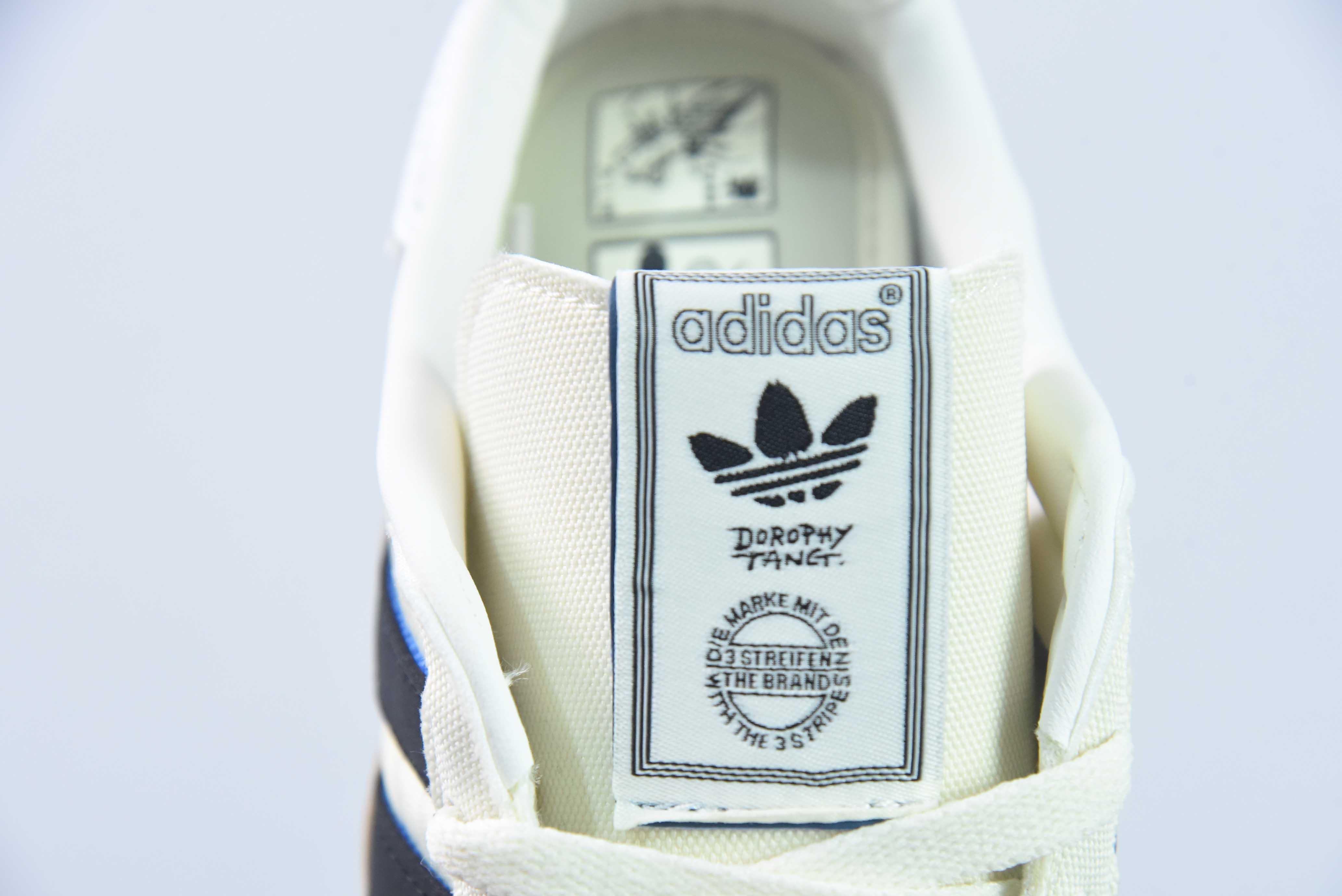 아디다스 가젤 인도어 트레이너 가젤 인도어 트레이너 로우탑 빈티지 레트로 다목적 캐주얼 스포츠 트레이닝 스타일 보드 쇼츠 밀크 화이트 만다린 덕 블랙 러버 솔 아이템 번호: IG3677 사이즈: 36-45