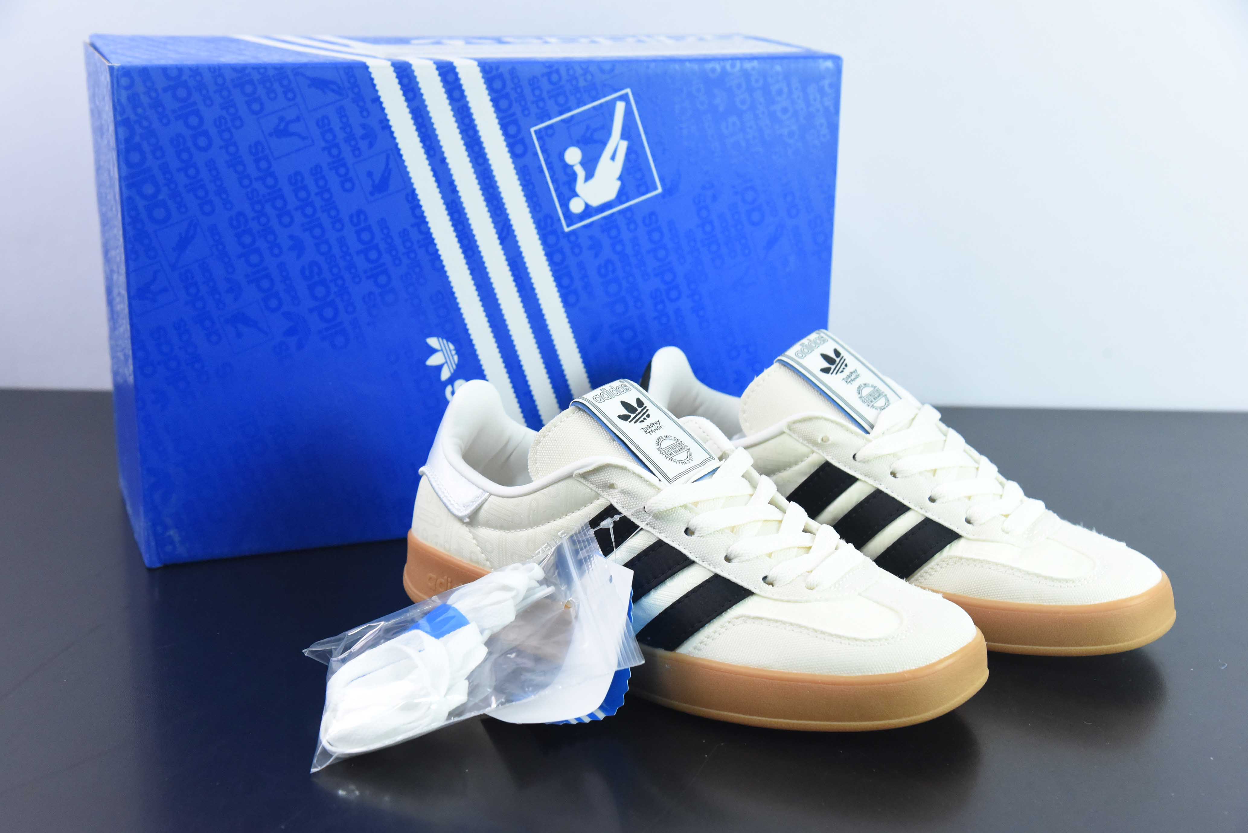 아디다스 가젤 인도어 트레이너 가젤 인도어 트레이너 로우탑 빈티지 레트로 다목적 캐주얼 스포츠 트레이닝 스타일 보드 쇼츠 밀크 화이트 만다린 덕 블랙 러버 솔 아이템 번호: IG3677 사이즈: 36-45