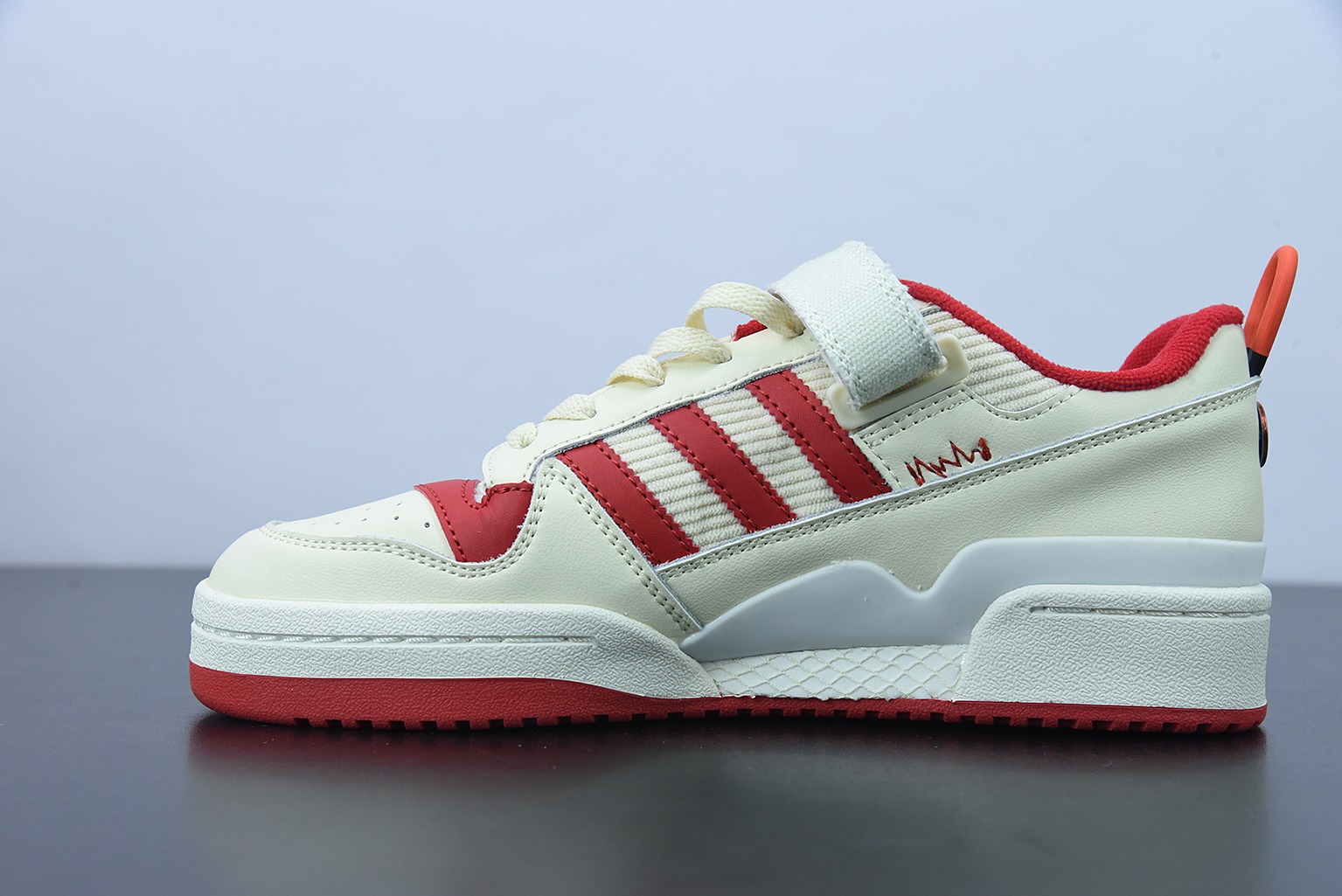 나홀로 집에 x 아디다스 오리지널스 포럼 로우  货号：GZ4378 사이즈: 36-45