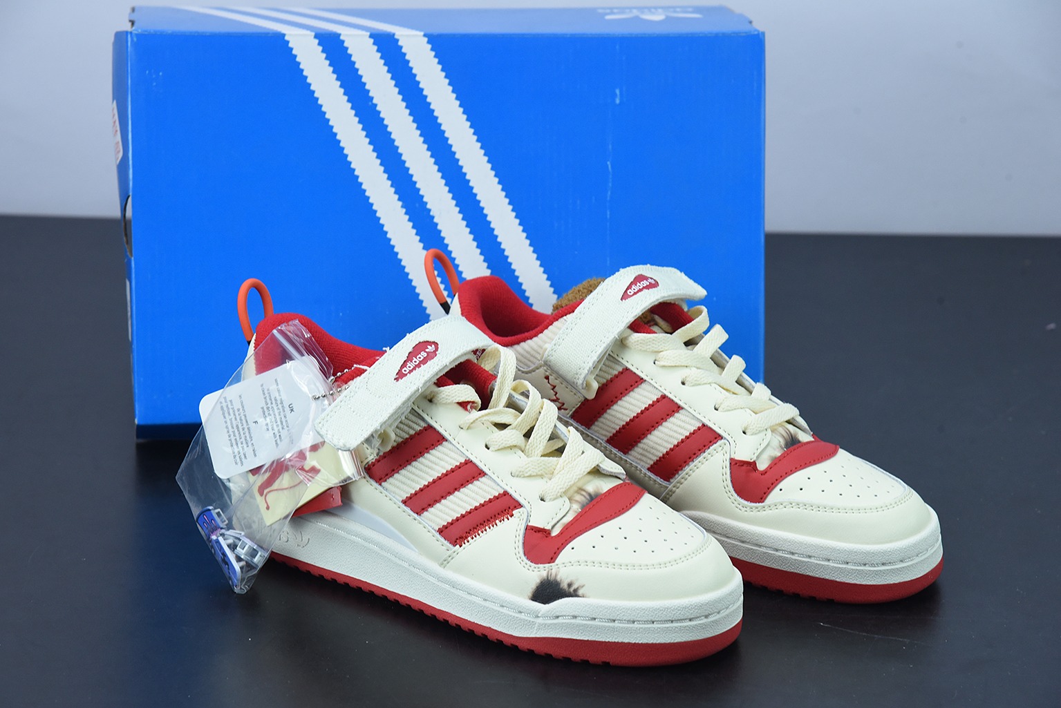 나홀로 집에 x 아디다스 오리지널스 포럼 로우  货号：GZ4378 사이즈: 36-45