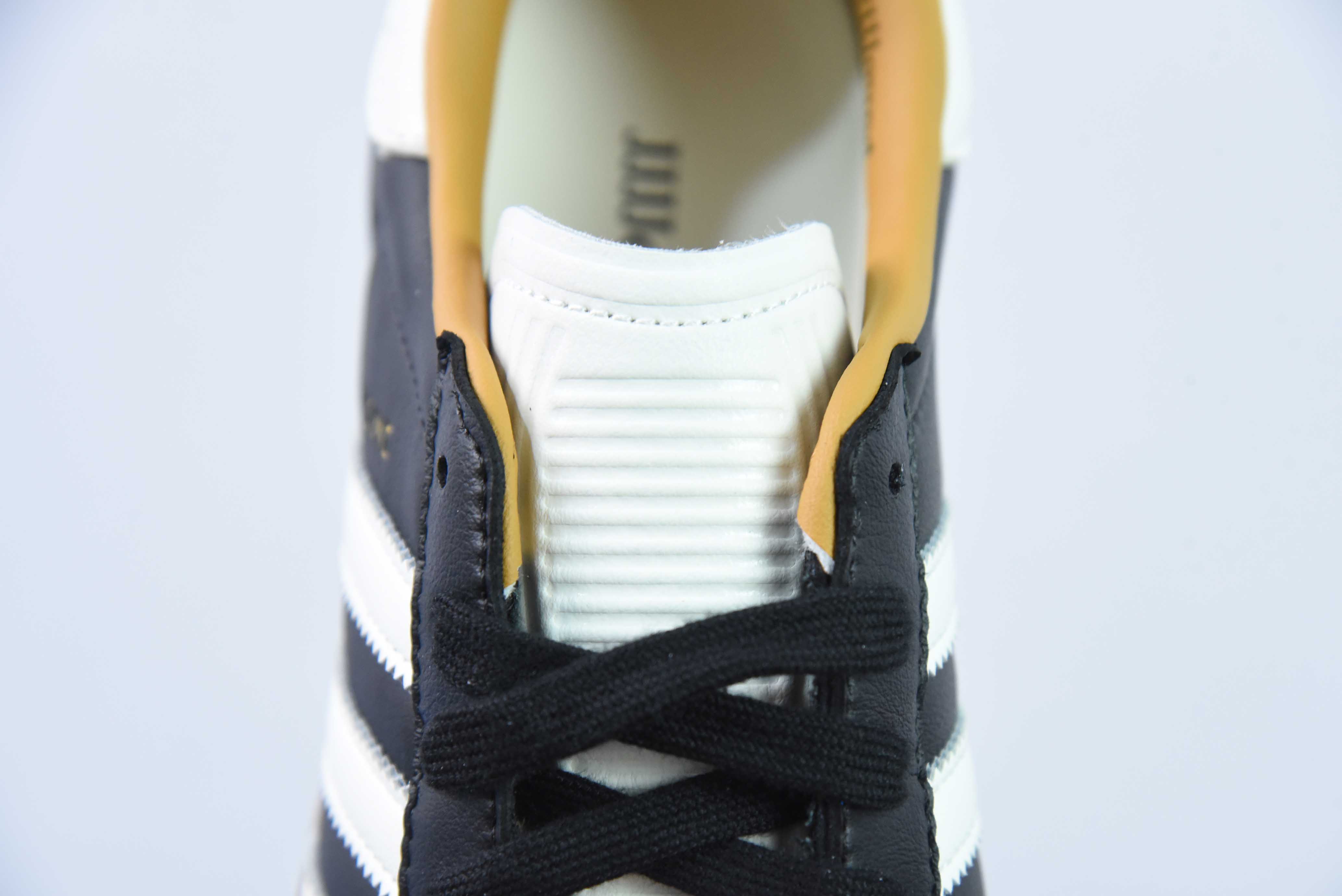 제이제이자운드 x 아디다스 오리지널스 삼바 OG 삼바 드 트레이닝화 블랙 아이템 번호: ID8707 사이즈: 40-47