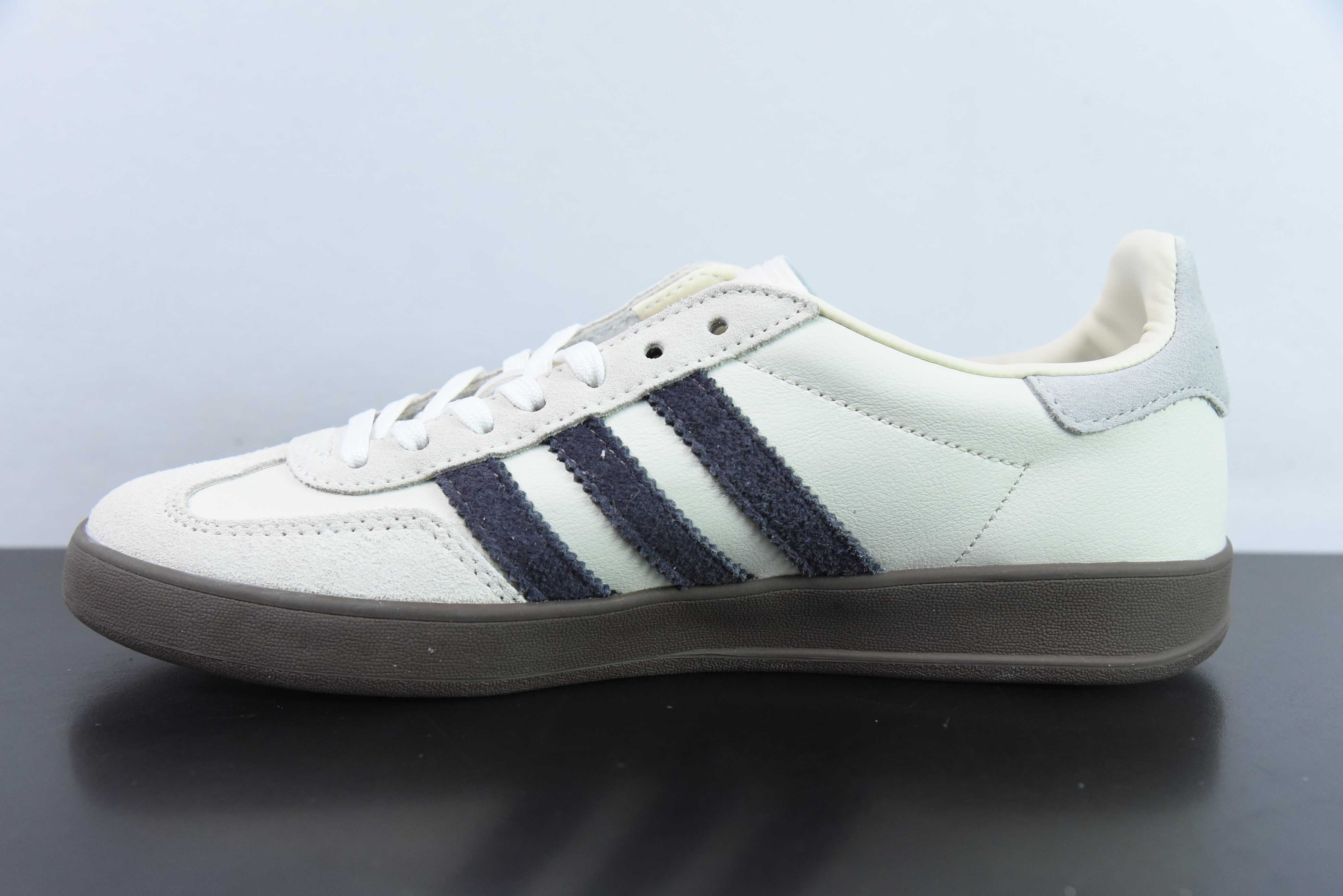 AD 오리지널스 가젤 인도어 베이지 블랙 클로버 레트로 캐주얼 스니커즈 아이템: IH8548 사이즈: 35-45