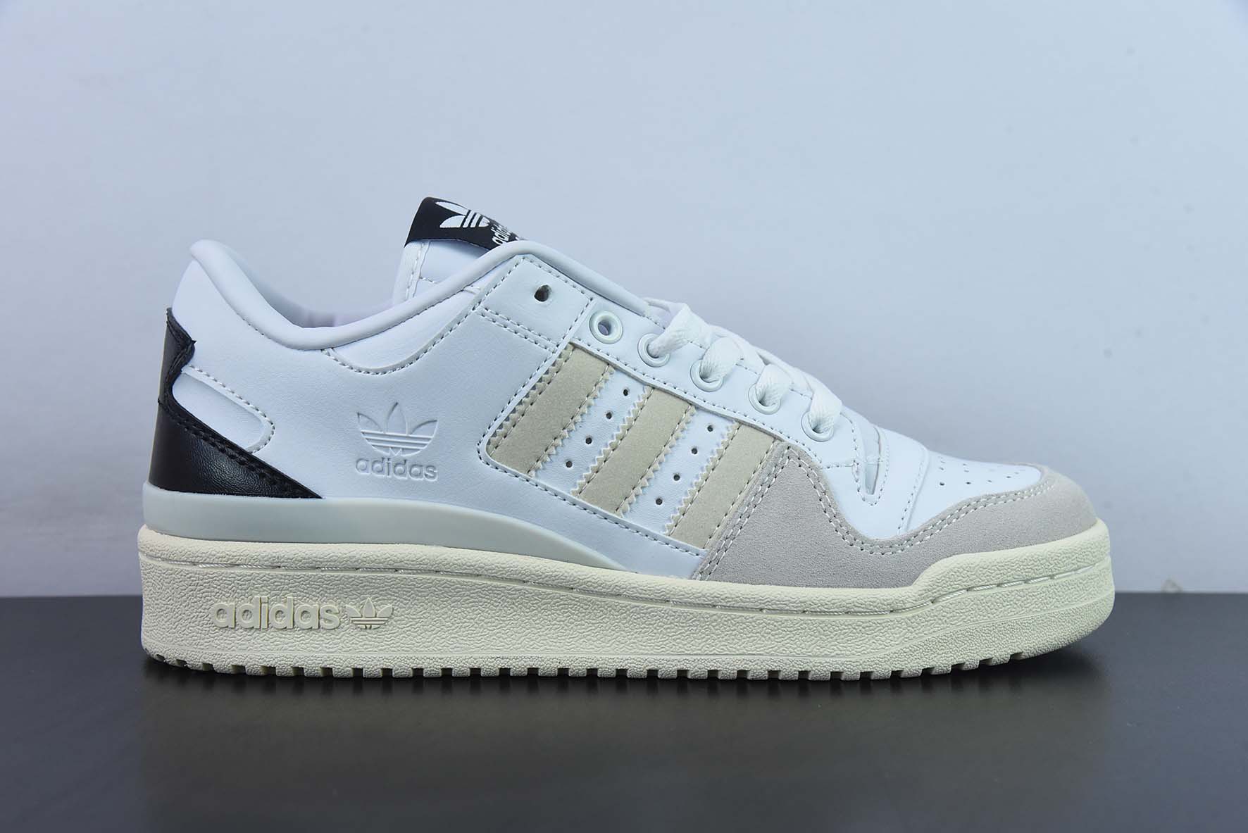 아디다스 포럼 84 로우 로우탑 모주츠 스티커 캐주얼 트레이너의 트렌드와 새로운 컬러 매치 아이템 번호: GY2541 사이즈: 36-45