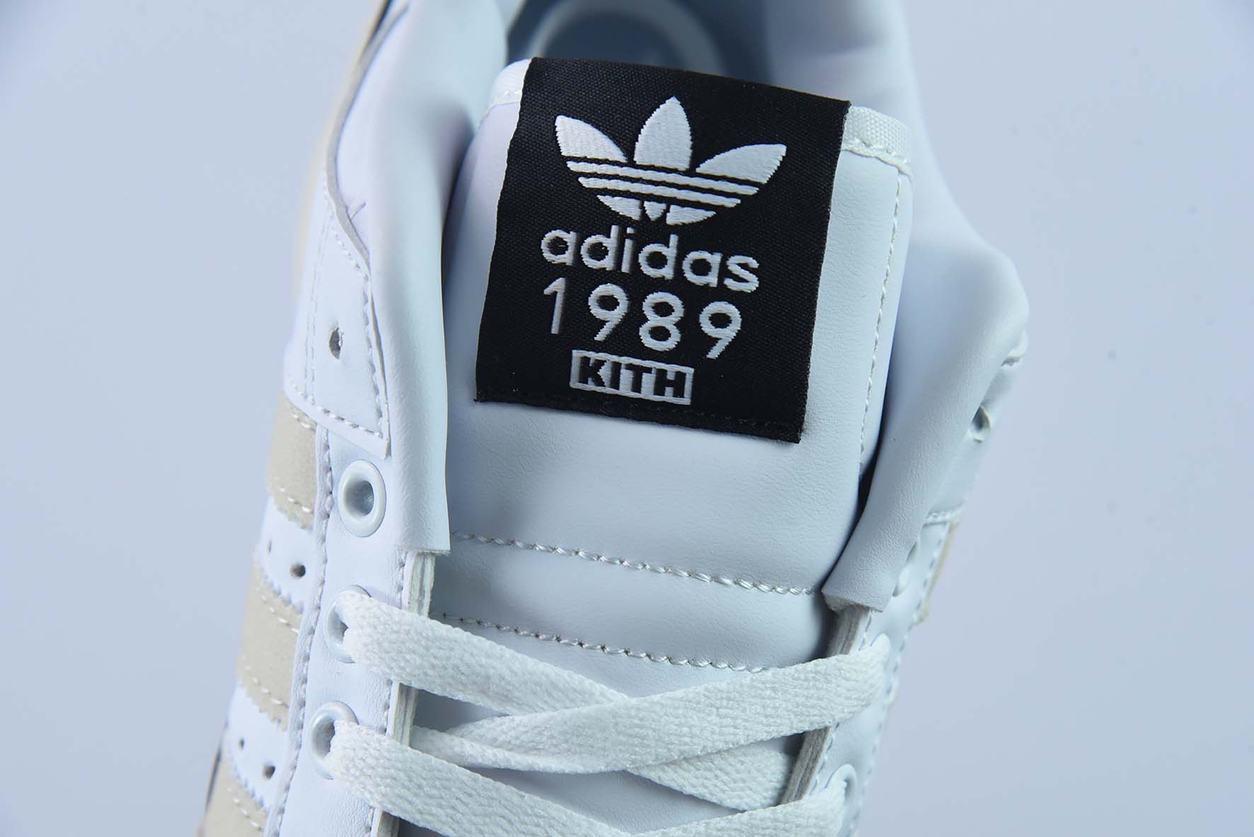 아디다스 포럼 84 로우 로우탑 모주츠 스티커 캐주얼 트레이너의 트렌드와 새로운 컬러 매치 아이템 번호: GY2541 사이즈: 36-45