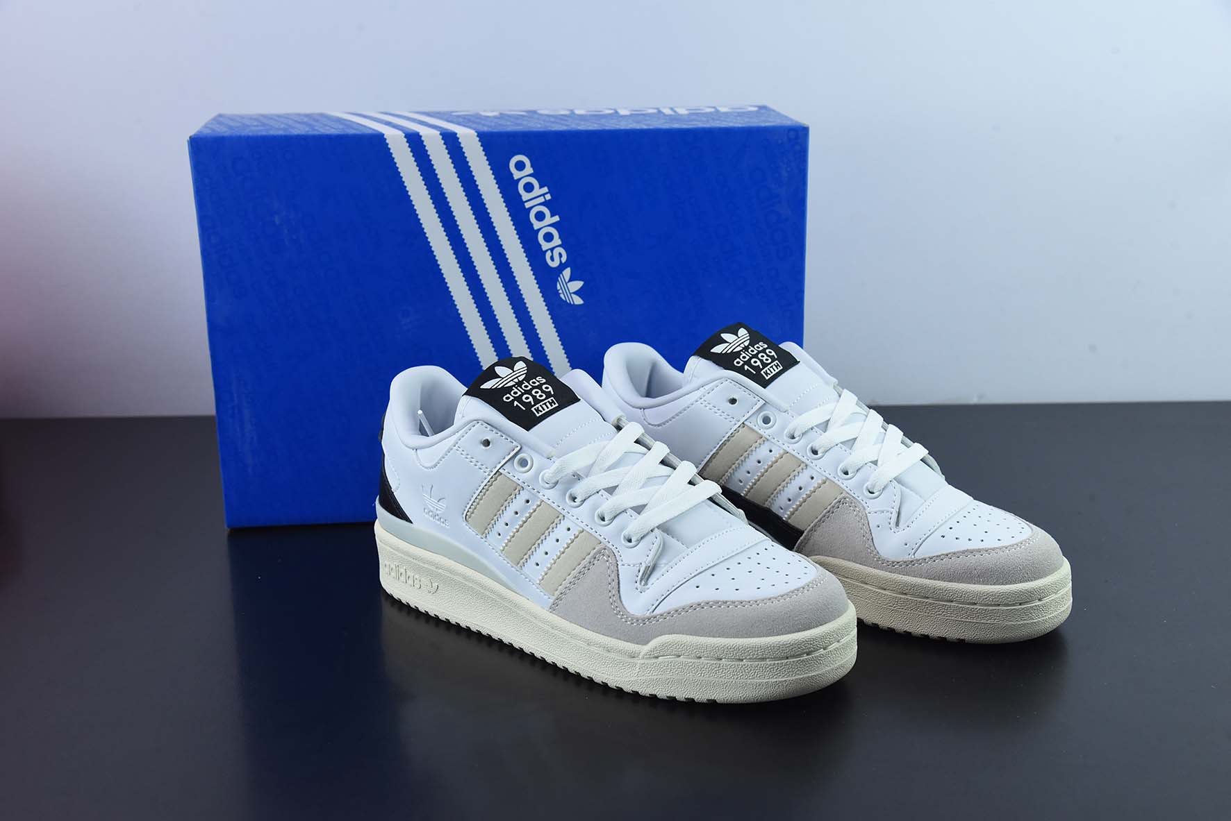 아디다스 포럼 84 로우 로우탑 모주츠 스티커 캐주얼 트레이너의 트렌드와 새로운 컬러 매치 아이템 번호: GY2541 사이즈: 36-45