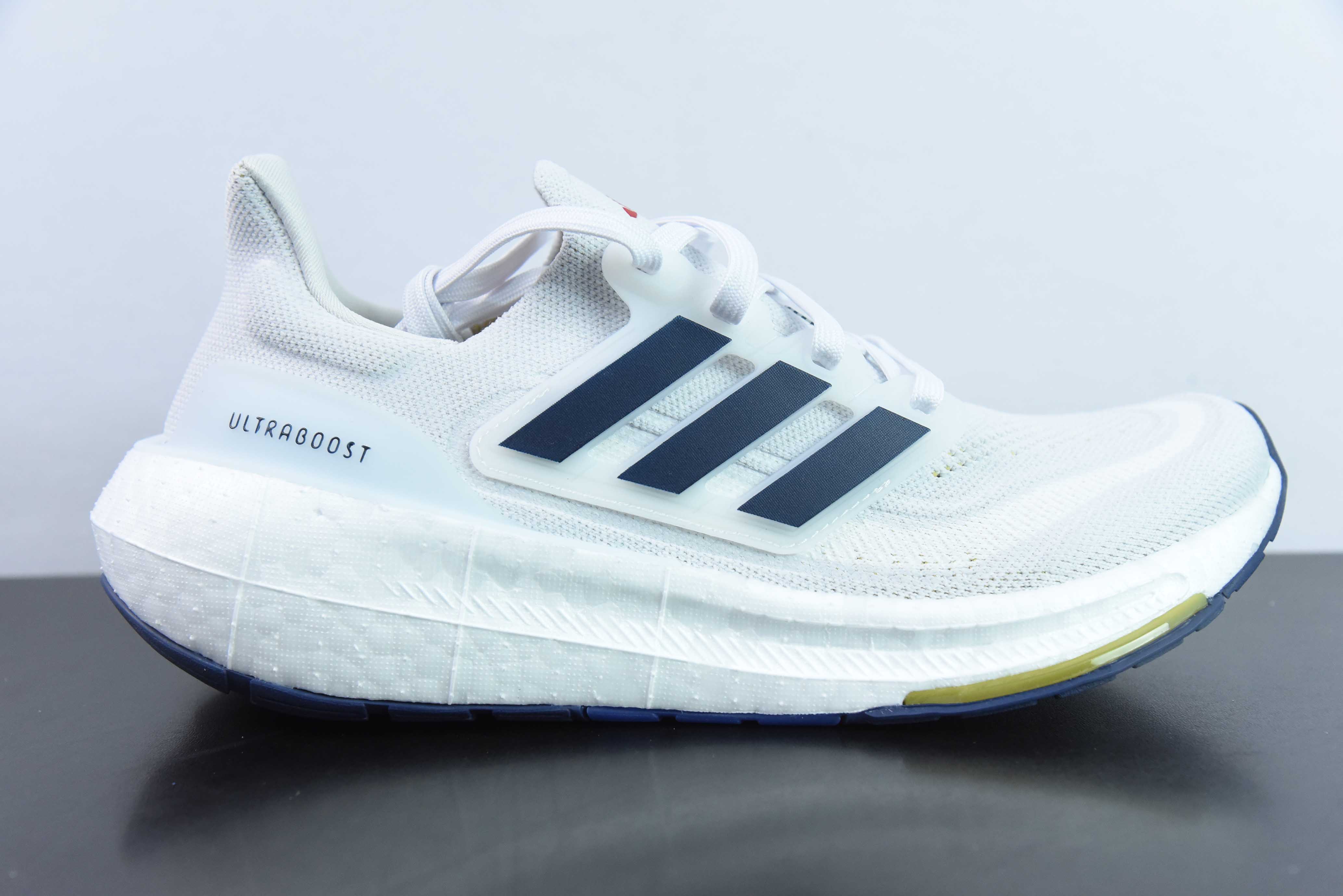 아디다스 아디다스 울트라부스트 라이트 팝콘 쿠션 미드솔 러닝화 아이템 번호: ID3285 사이즈: 39-48