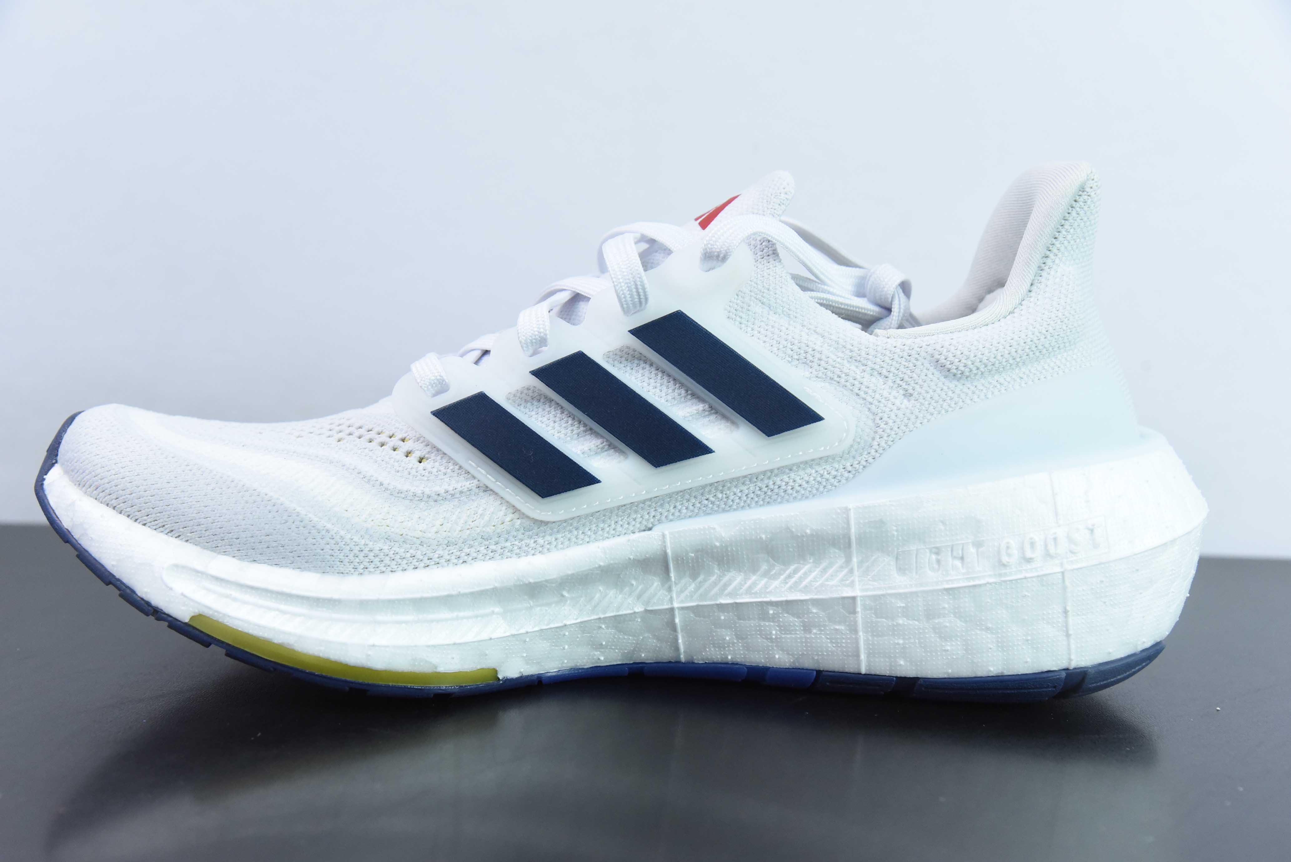 아디다스 아디다스 울트라부스트 라이트 팝콘 쿠션 미드솔 러닝화 아이템 번호: ID3285 사이즈: 39-48