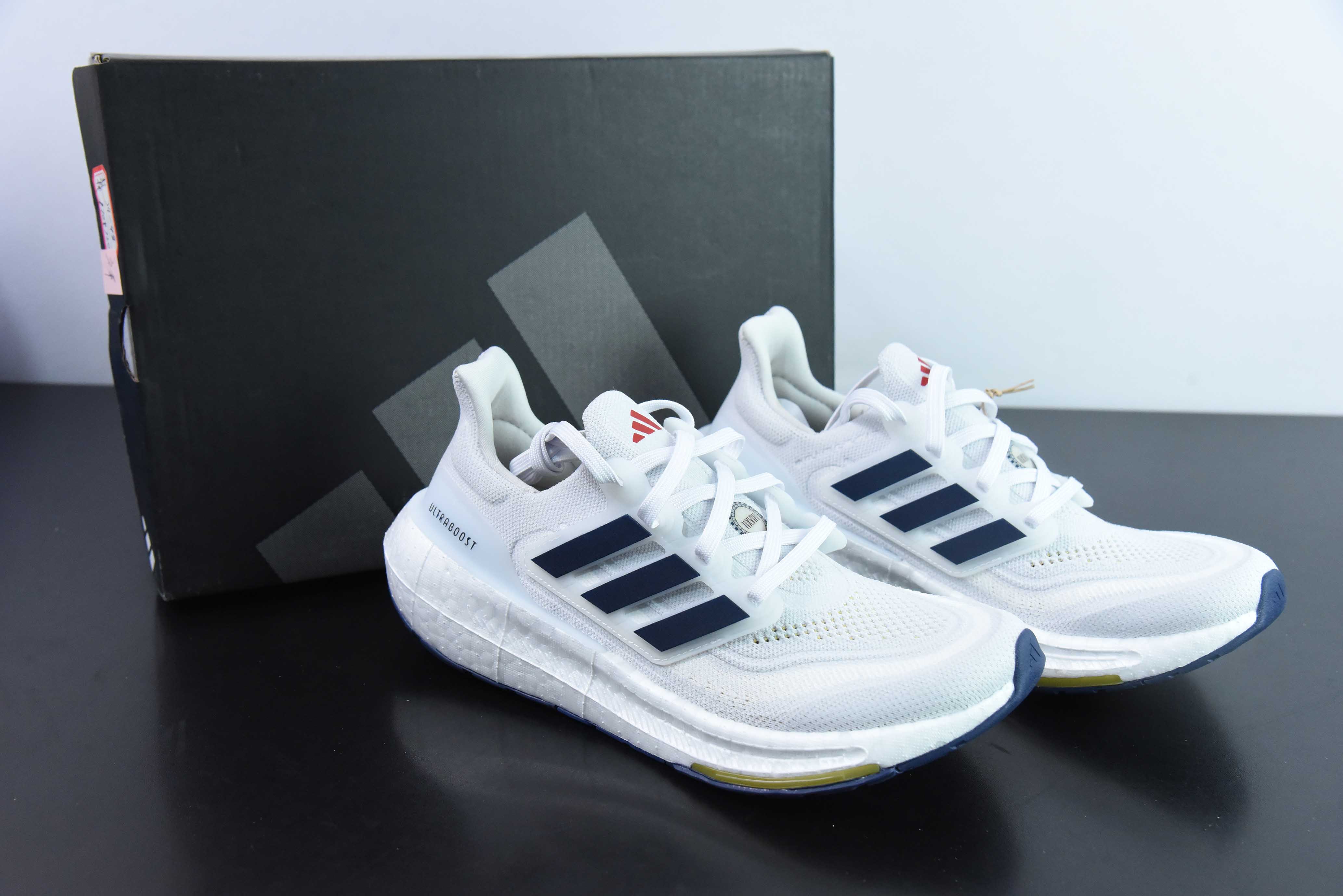 아디다스 아디다스 울트라부스트 라이트 팝콘 쿠션 미드솔 러닝화 아이템 번호: ID3285 사이즈: 39-48
