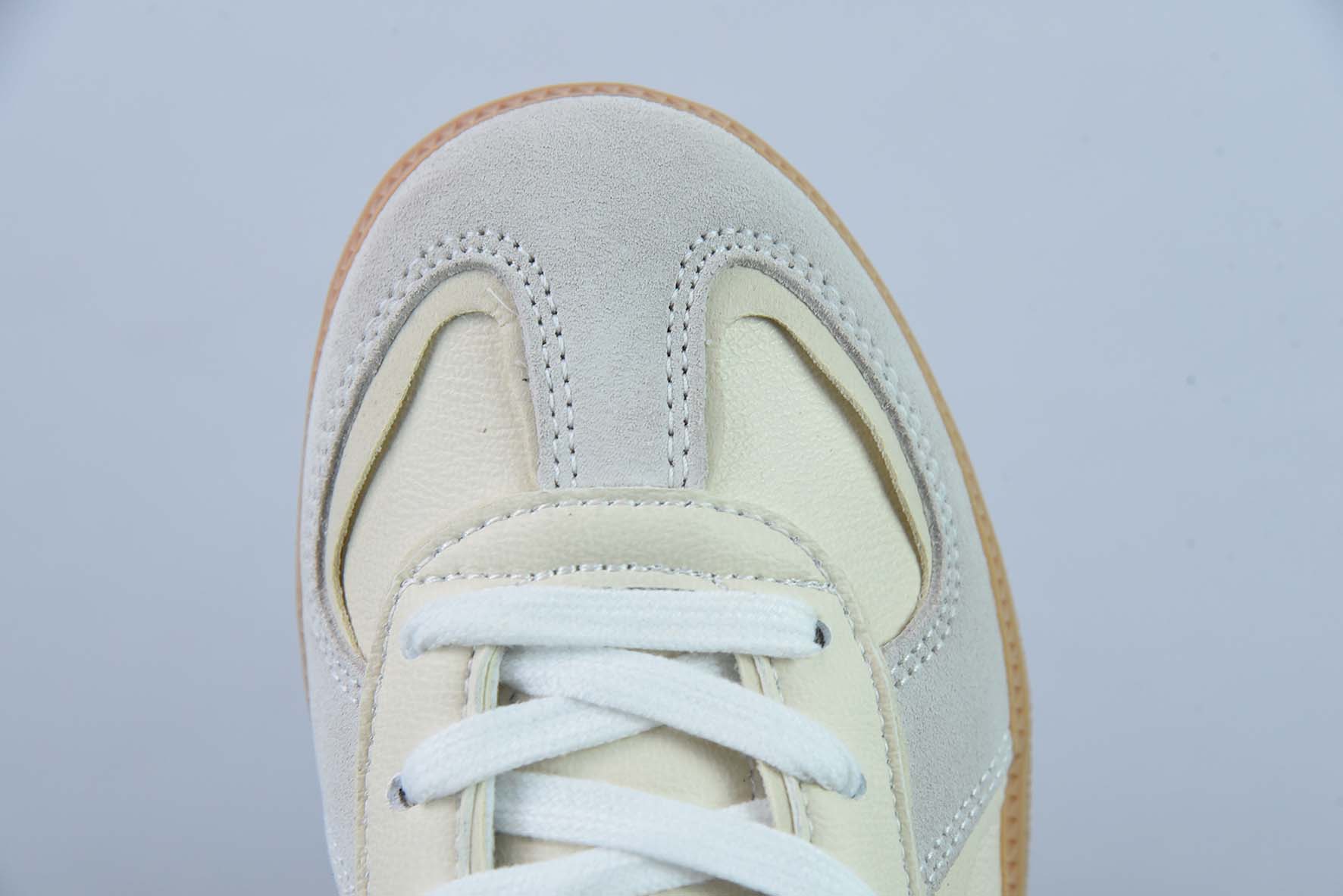 아디다스 오리지널스 독일 트레이너 클로버 레트로 스타일 독일 트레이닝화 아이템: HQ8511 사이즈: 36-44