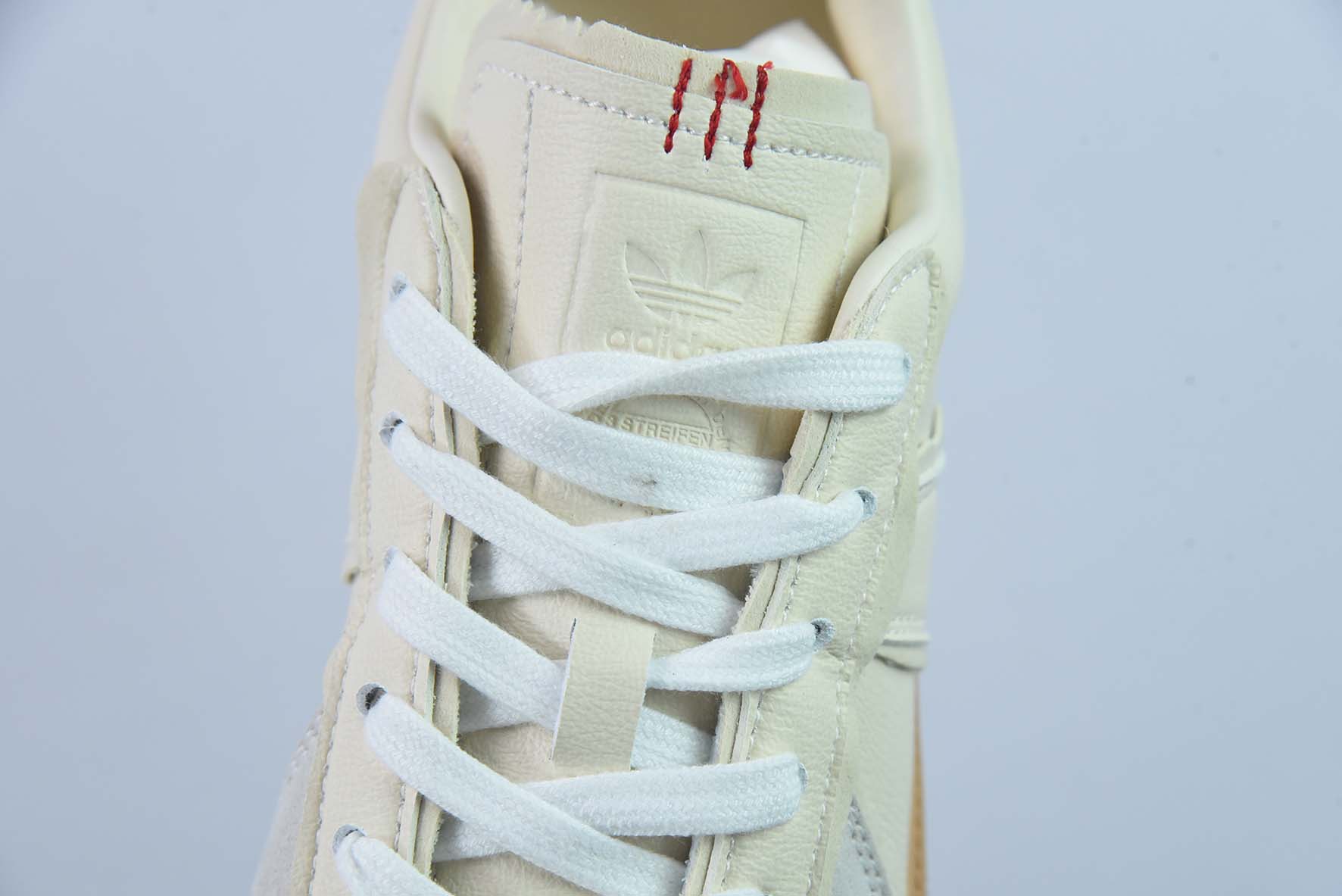 아디다스 오리지널스 독일 트레이너 클로버 레트로 스타일 독일 트레이닝화 아이템: HQ8511 사이즈: 36-44