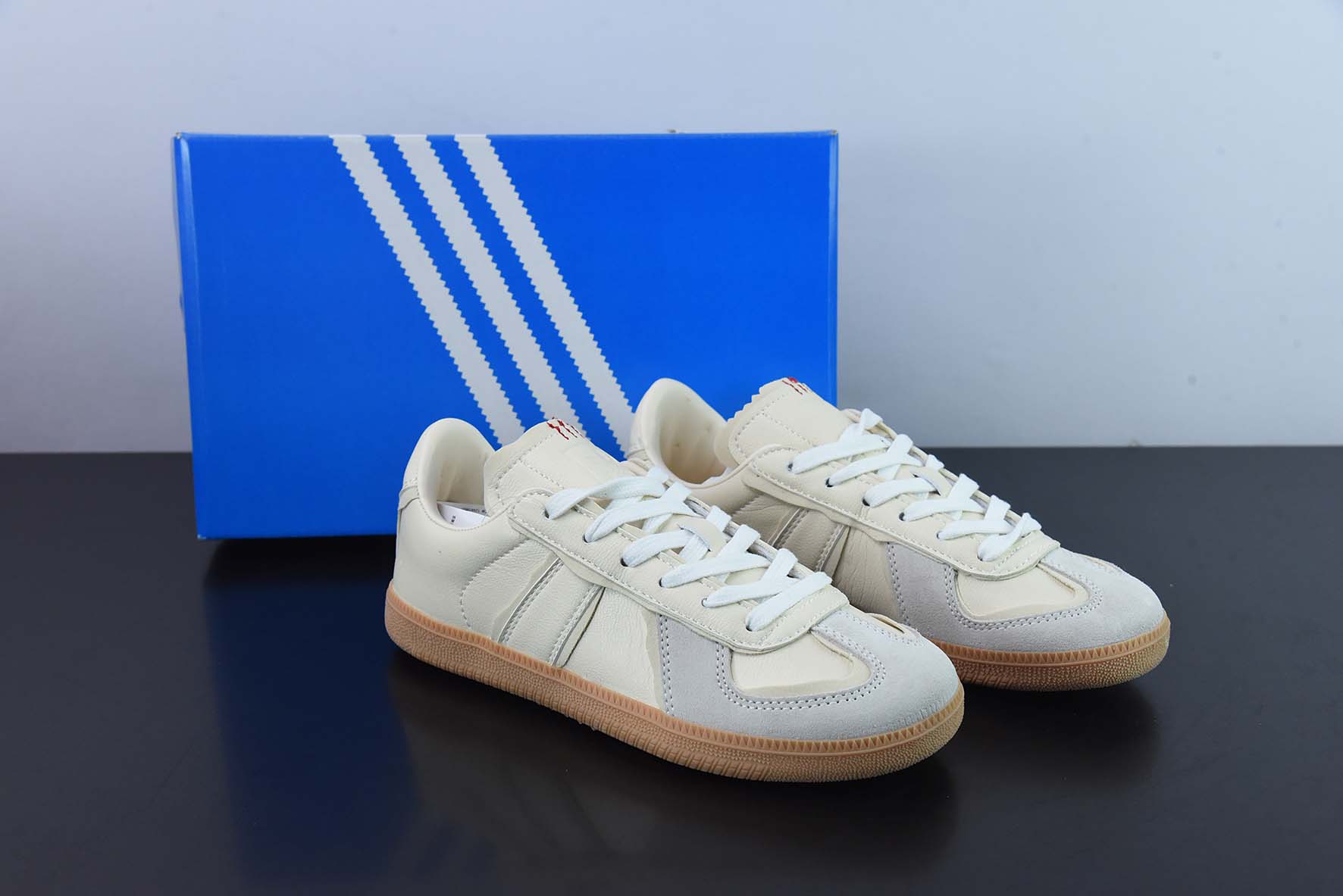 아디다스 오리지널스 독일 트레이너 클로버 레트로 스타일 독일 트레이닝화 아이템: HQ8511 사이즈: 36-44