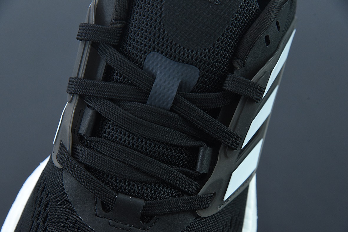 AD 퓨어브 부스트 HD 윈테 유 맨 새로운 컬러 UB8.0 블랙 앤 화이트 상품 번호: GZ5174 사이즈: 36-45