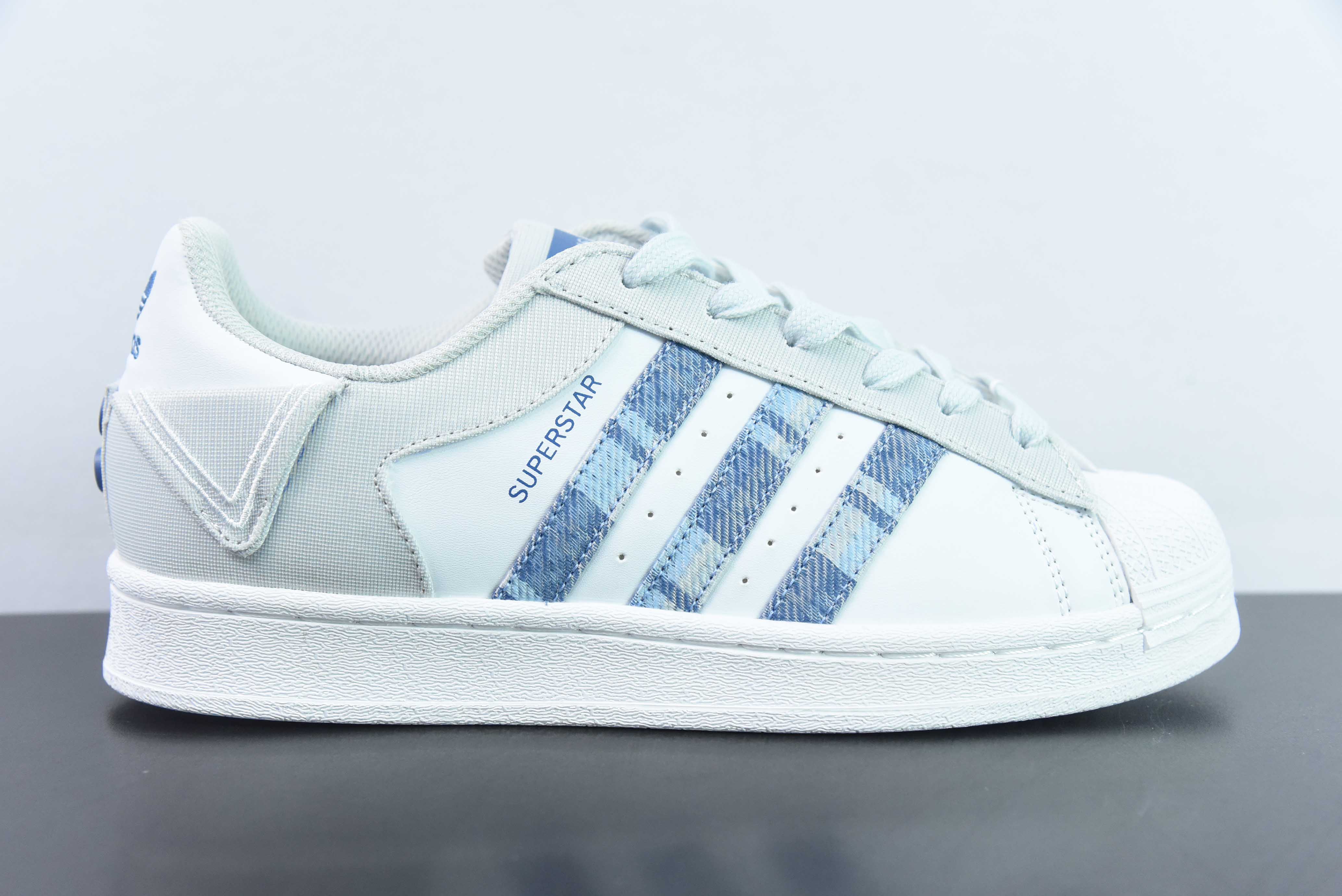 AD 오리지널스 슈퍼스타 쉘 헤드 화이트 그레이와 블루 체크무늬 아이템: IG3005 사이즈: 35-40