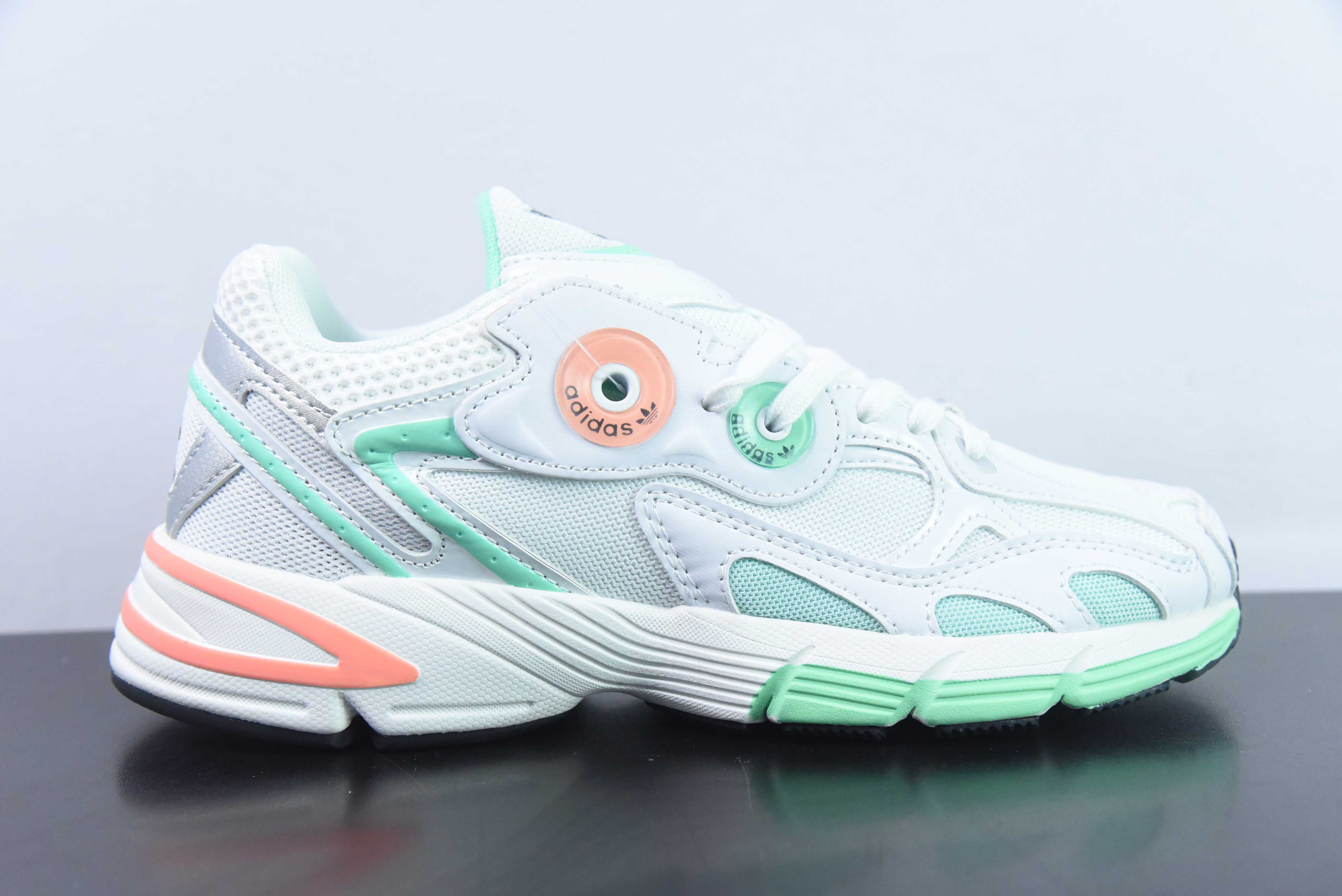 아디다스 아디다스 오리지널스 아스티르 스페이스 실버 그레이 아스티르 시리즈 팝 스타일 레트로 통기성 쿠셔닝 캐주얼 스포츠 조거 아이템 번호: GV3272 사이즈: 36-45