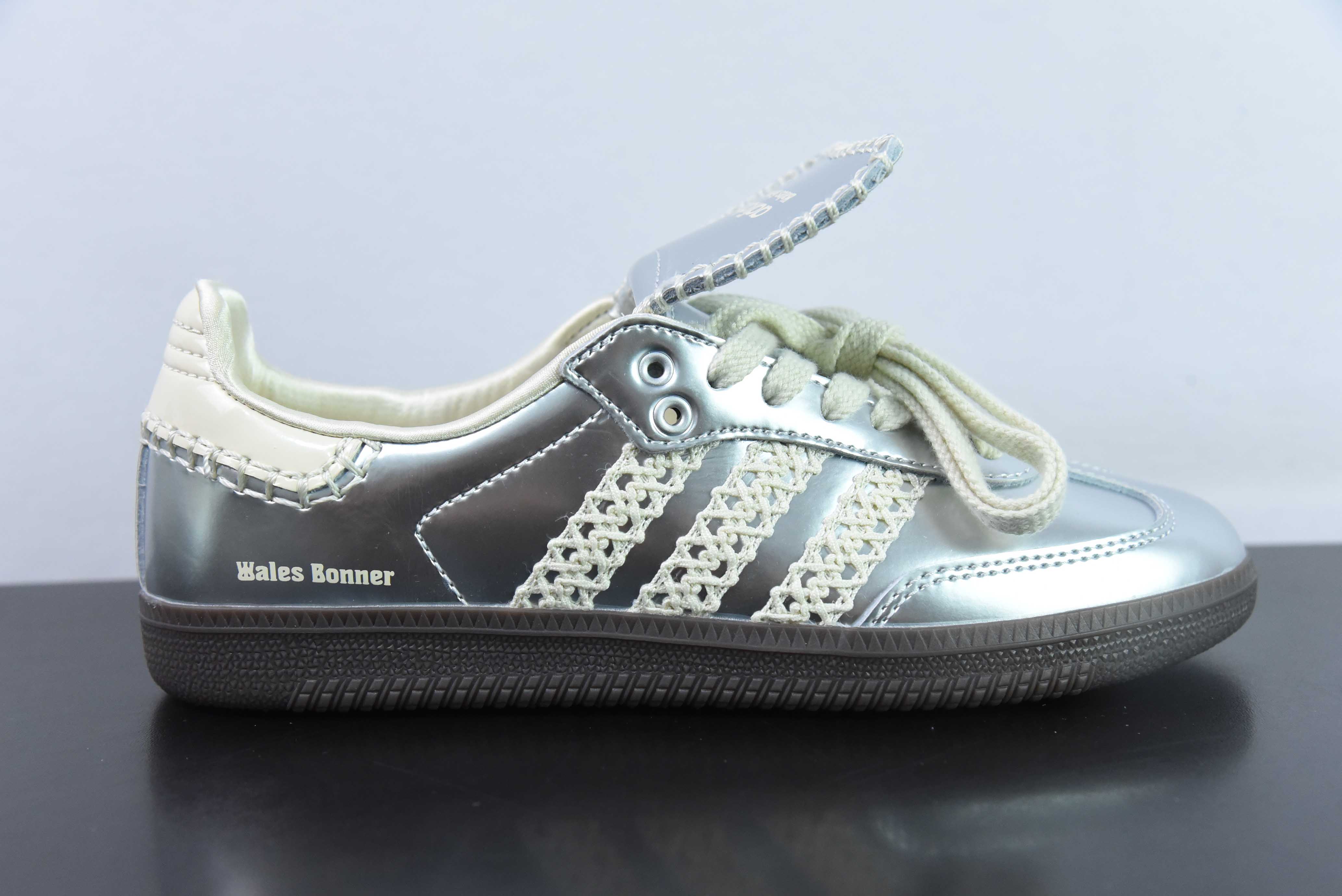 웨일즈 보너 x 아디다스 삼바 아디다스 리퀴드 실버 보드숏 아이템 번호: IG8181 사이즈: 36-45