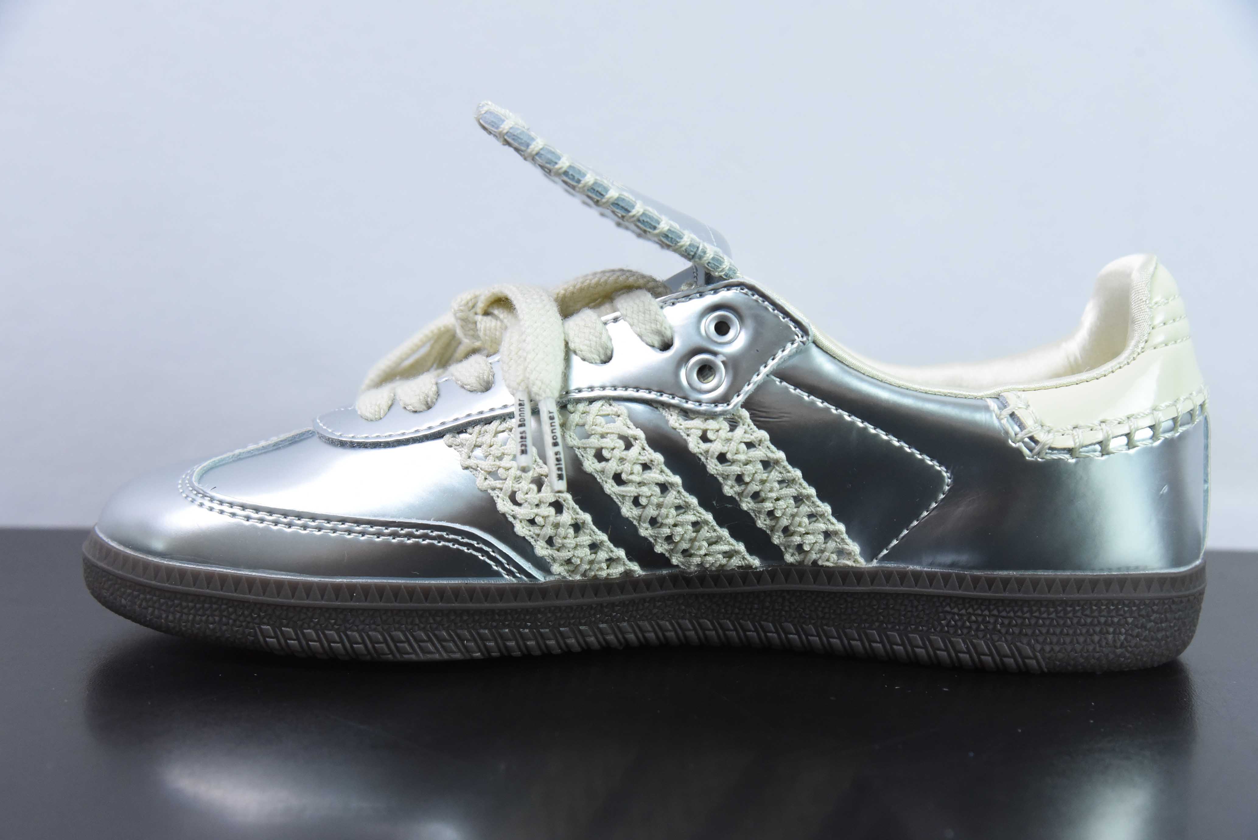 웨일즈 보너 x 아디다스 삼바 아디다스 리퀴드 실버 보드숏 아이템 번호: IG8181 사이즈: 36-45