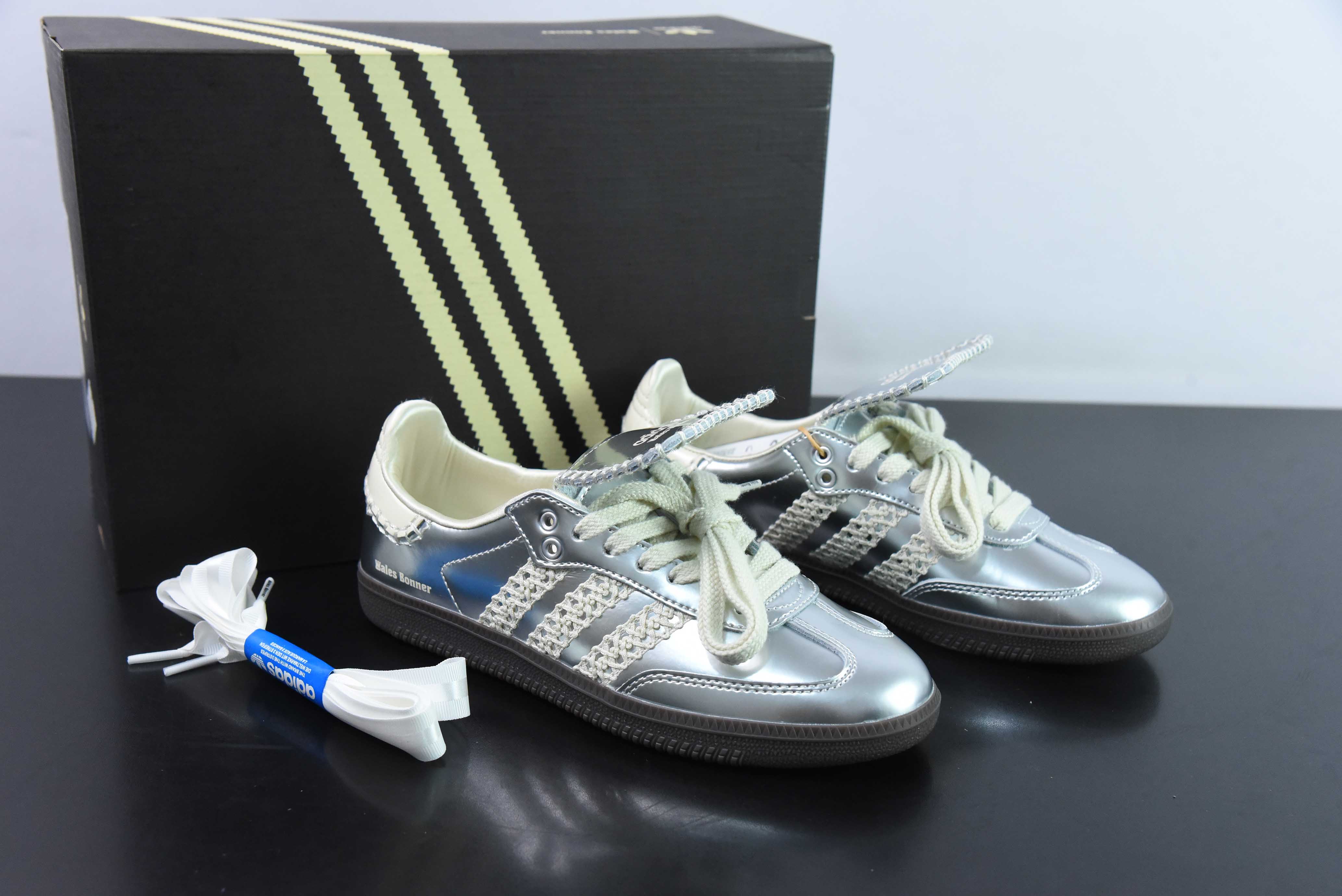 웨일즈 보너 x 아디다스 삼바 아디다스 리퀴드 실버 보드숏 아이템 번호: IG8181 사이즈: 36-45