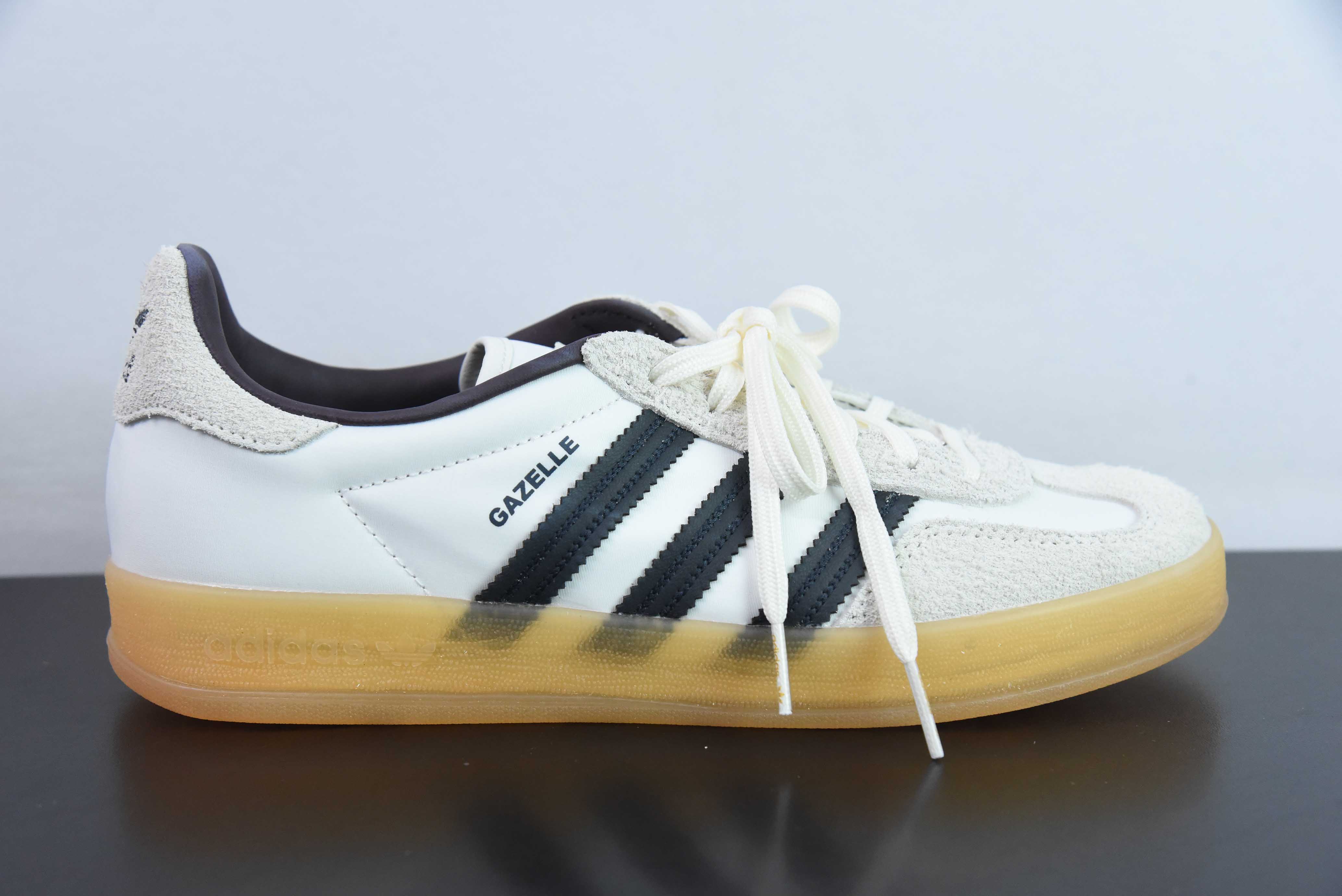 AD 오리지널 가젤 실내 트레이너 로우탑 레트로 빈티지 페플럼 캐주얼 운동화 독일 트레이닝 스타일 보드 슈즈 아이템 번호: IH9985 사이즈: 35.5-44