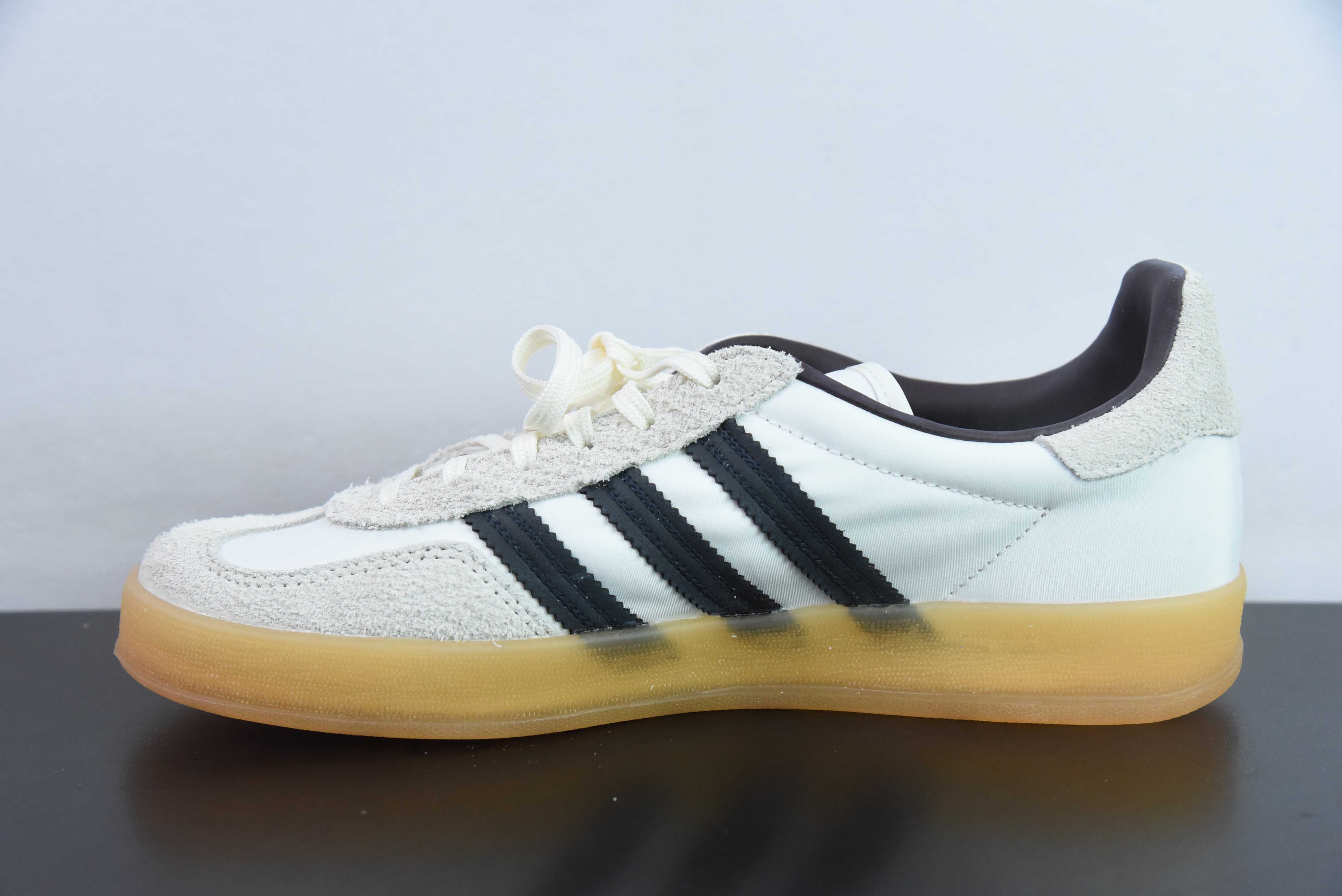 AD 오리지널 가젤 실내 트레이너 로우탑 레트로 빈티지 페플럼 캐주얼 운동화 독일 트레이닝 스타일 보드 슈즈 아이템 번호: IH9985 사이즈: 35.5-44