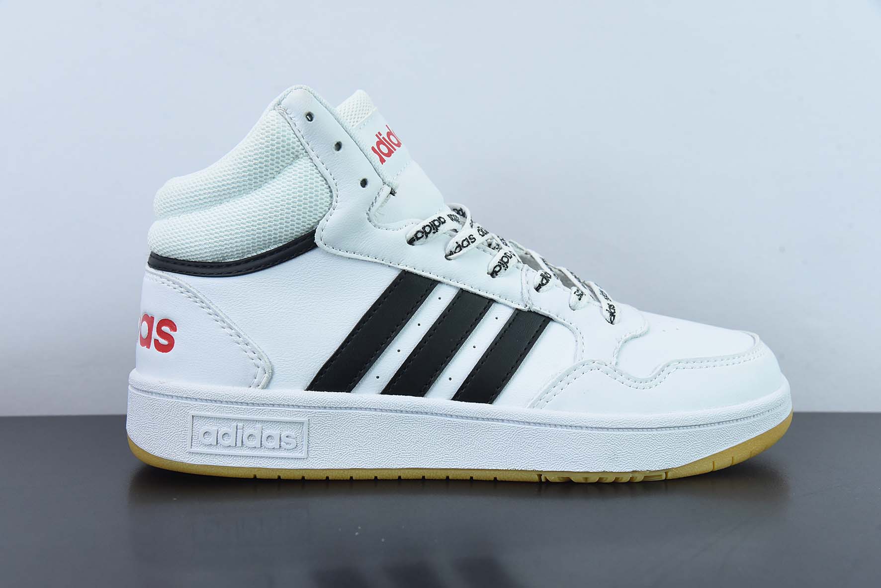 아디다스 아디다스 네오 후프 3.0 미드 시리즈 미디엄 갱 레트로 농구 스타일 캐주얼 스니커즈 가죽 화이트 블랙 레드 GW3022 사이즈: 40-45(하프 사이즈 포함)