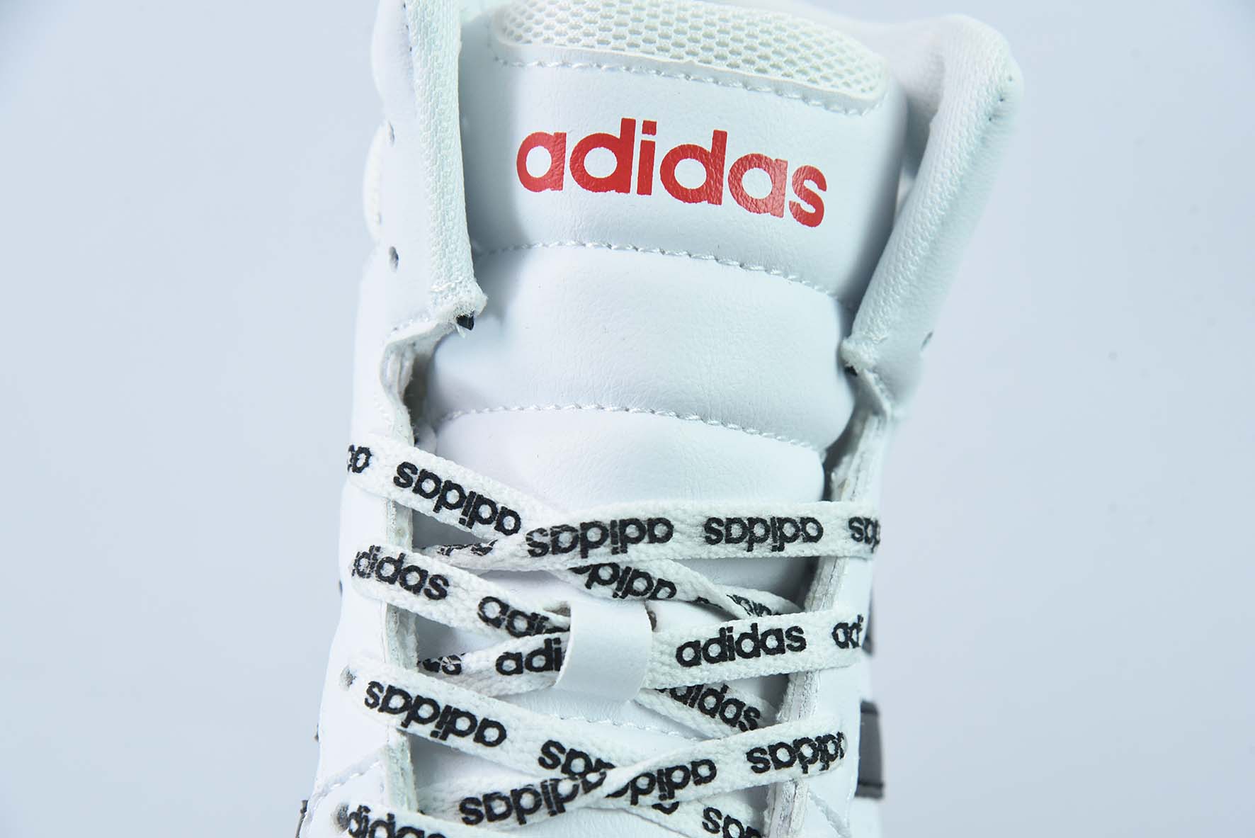 아디다스 아디다스 네오 후프 3.0 미드 시리즈 미디엄 갱 레트로 농구 스타일 캐주얼 스니커즈 가죽 화이트 블랙 레드 GW3022 사이즈: 40-45(하프 사이즈 포함)