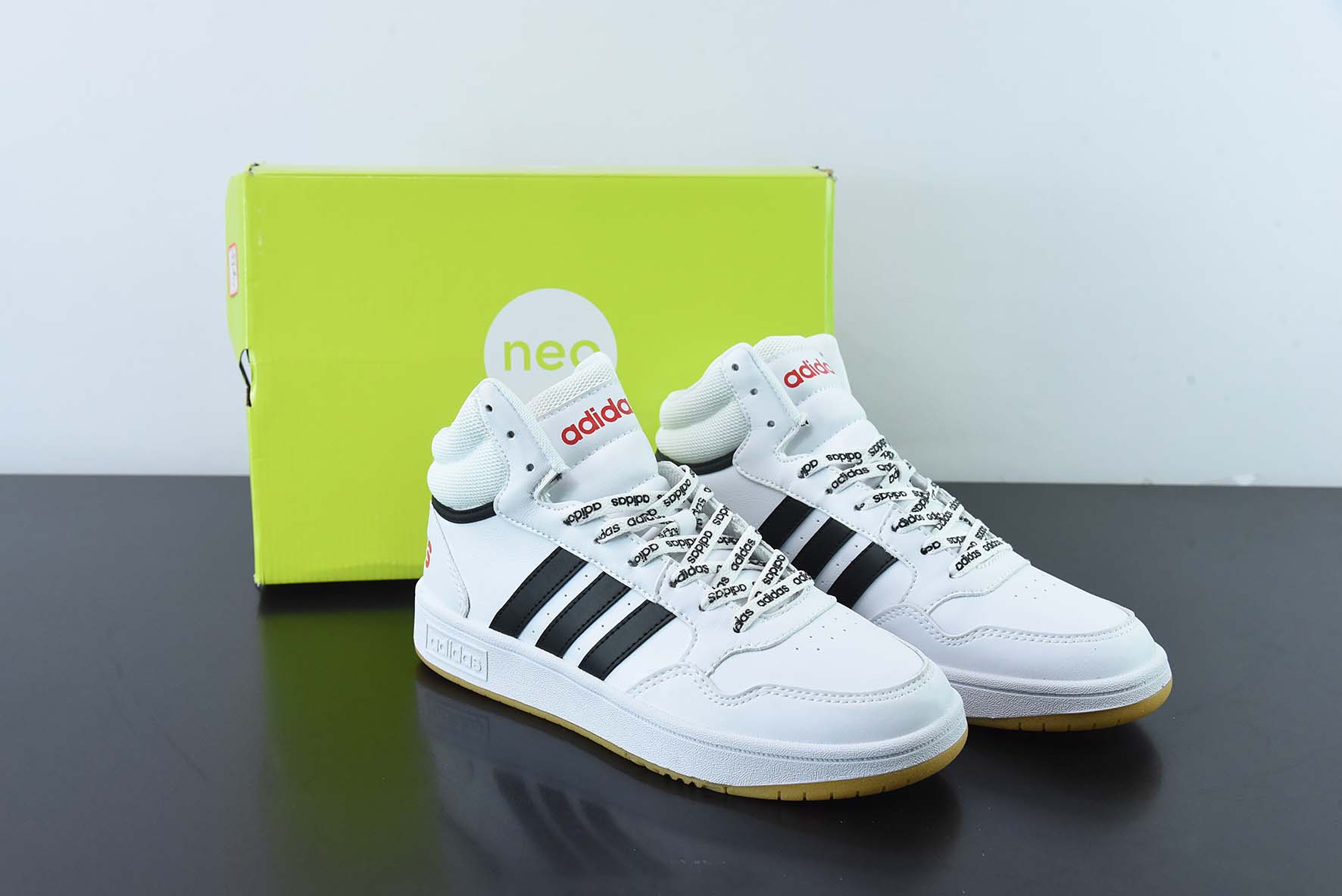 아디다스 아디다스 네오 후프 3.0 미드 시리즈 미디엄 갱 레트로 농구 스타일 캐주얼 스니커즈 가죽 화이트 블랙 레드 GW3022 사이즈: 40-45(하프 사이즈 포함)