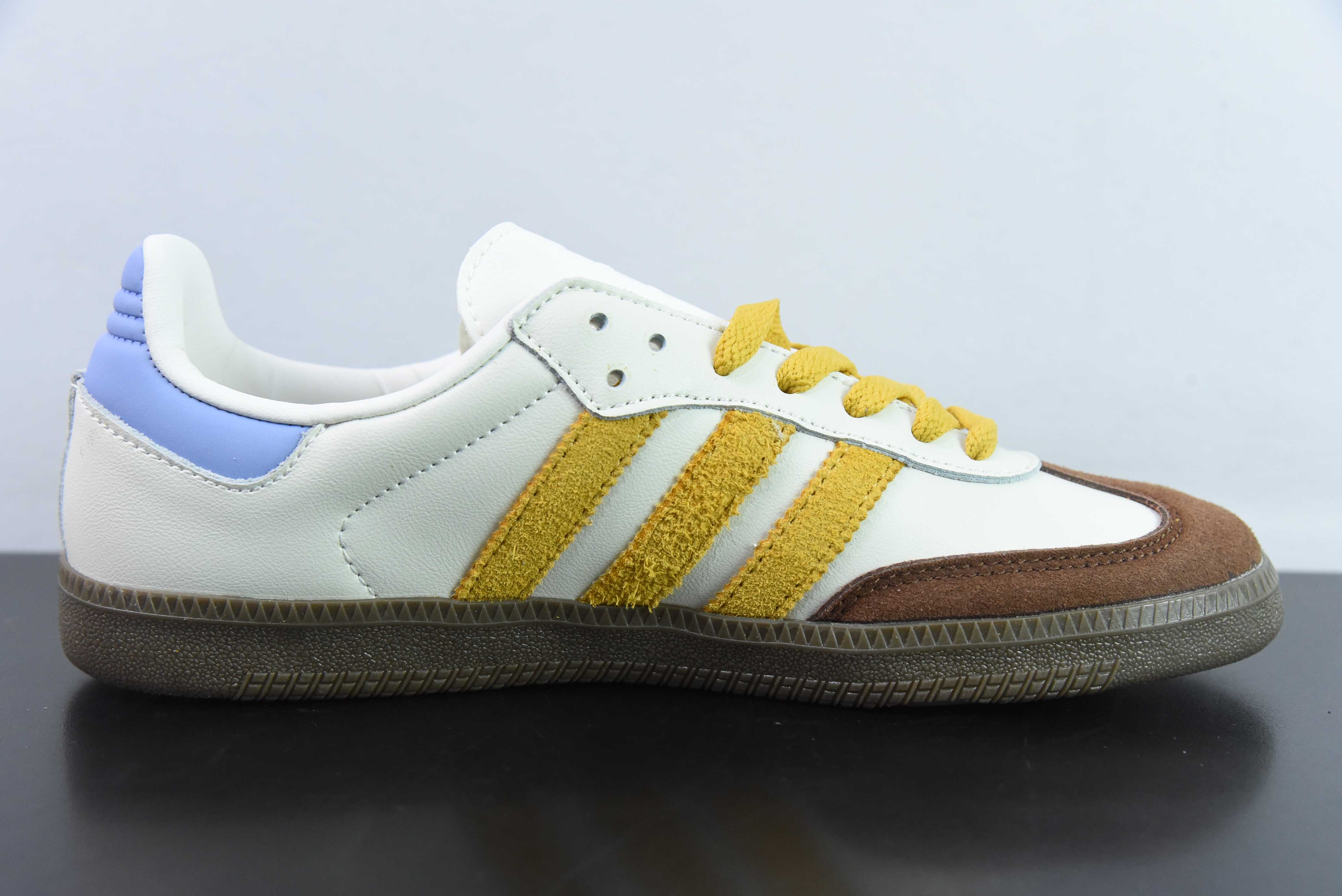 아디다스 클로버 삼바 로우탑 독일 트레이닝 보드 슈즈   브라운 화이트 옐로우 품목 번호: IE0875 사이즈: 36-45