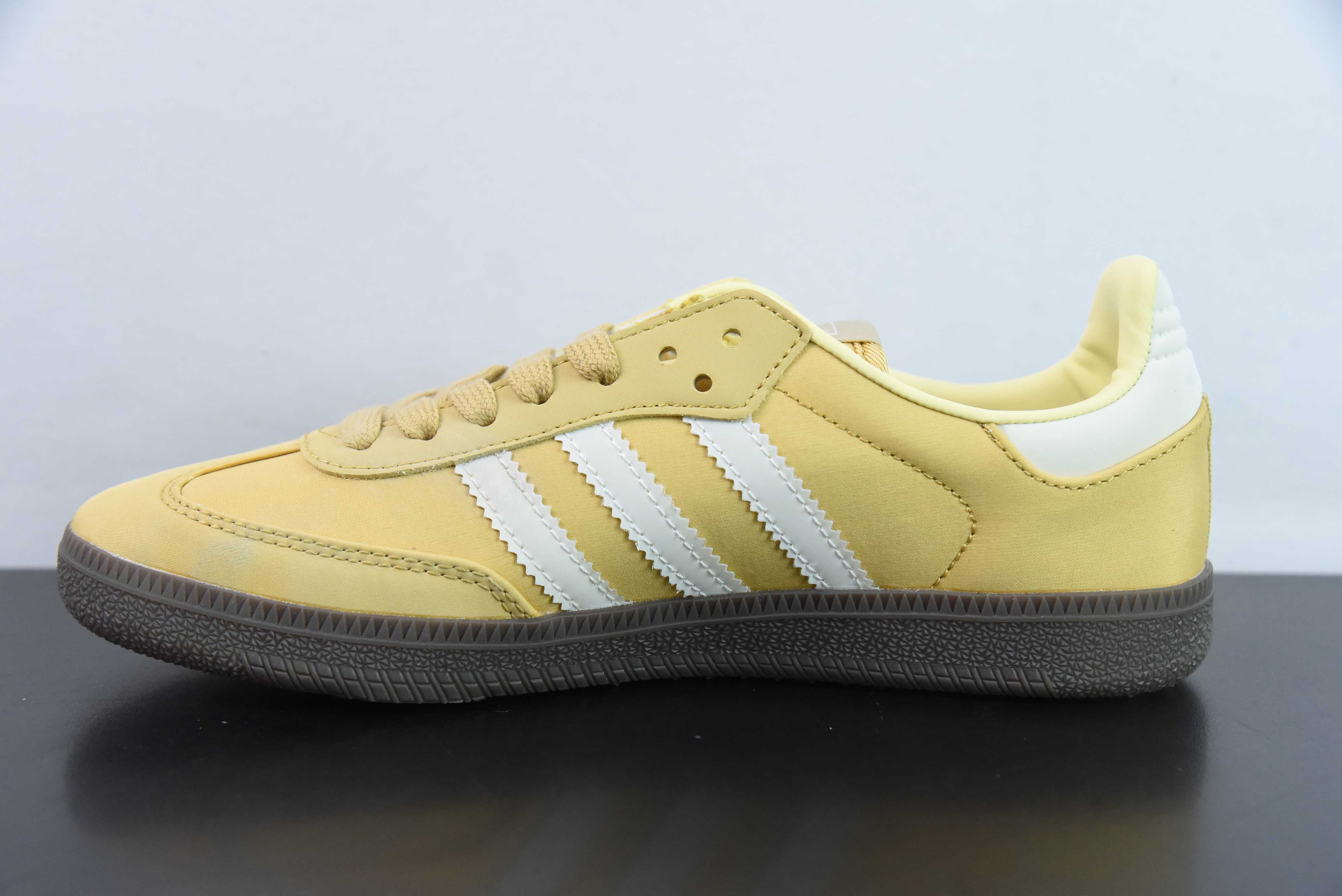 AD 오리지널스 삼바 OG 삼바 시리즈 신사 독일 훈련 축구 스타일 수백 개의 로우 탑 캐주얼 트레이너 나일론 밀크 옐로우 크림 화이트IG6170 사이즈 : 35-45