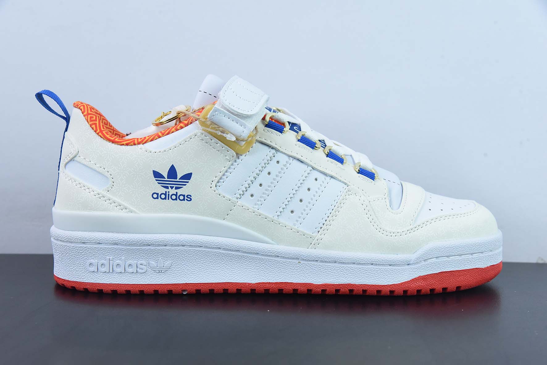 슈퍼플라이 x 오리지널스 포럼 84 로 아딜리셔스 로마 시리즈 벨크로 로우탑 레트로 레이스업 다용도 캐주얼 트레이너 ‘화이트 블루 레드 리플렉티브’ H 사이즈: 36-45