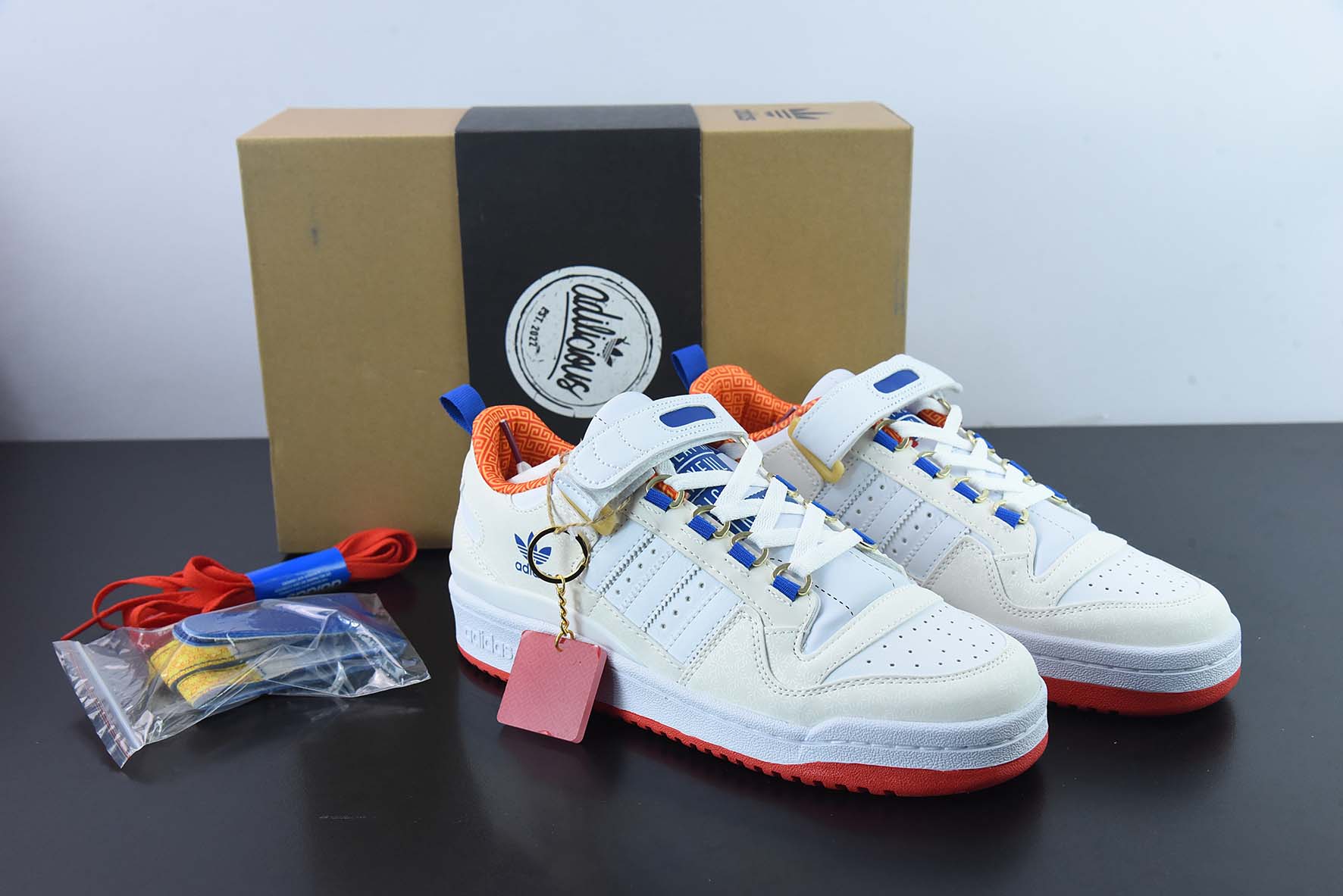 슈퍼플라이 x 오리지널스 포럼 84 로 아딜리셔스 로마 시리즈 벨크로 로우탑 레트로 레이스업 다용도 캐주얼 트레이너 ‘화이트 블루 레드 리플렉티브’ H 사이즈: 36-45