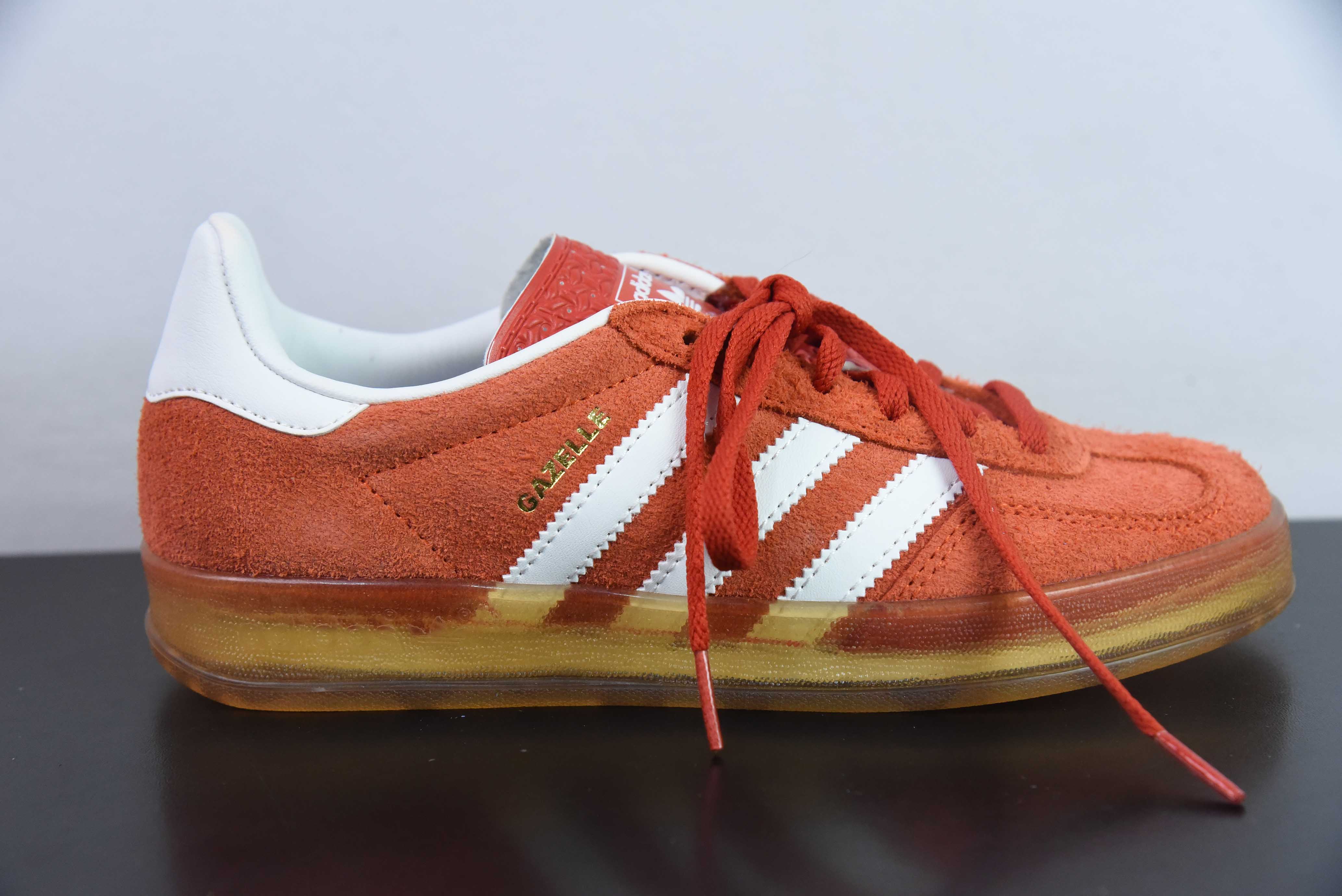 AD 오리지널 가젤 실내 트레이너 로우 탑 레트로 빈티지 페플럼 캐주얼 운동 독일 트레이너 보드 슈즈 아이템 번호 : HQ8718 사이즈 : 35.5-44