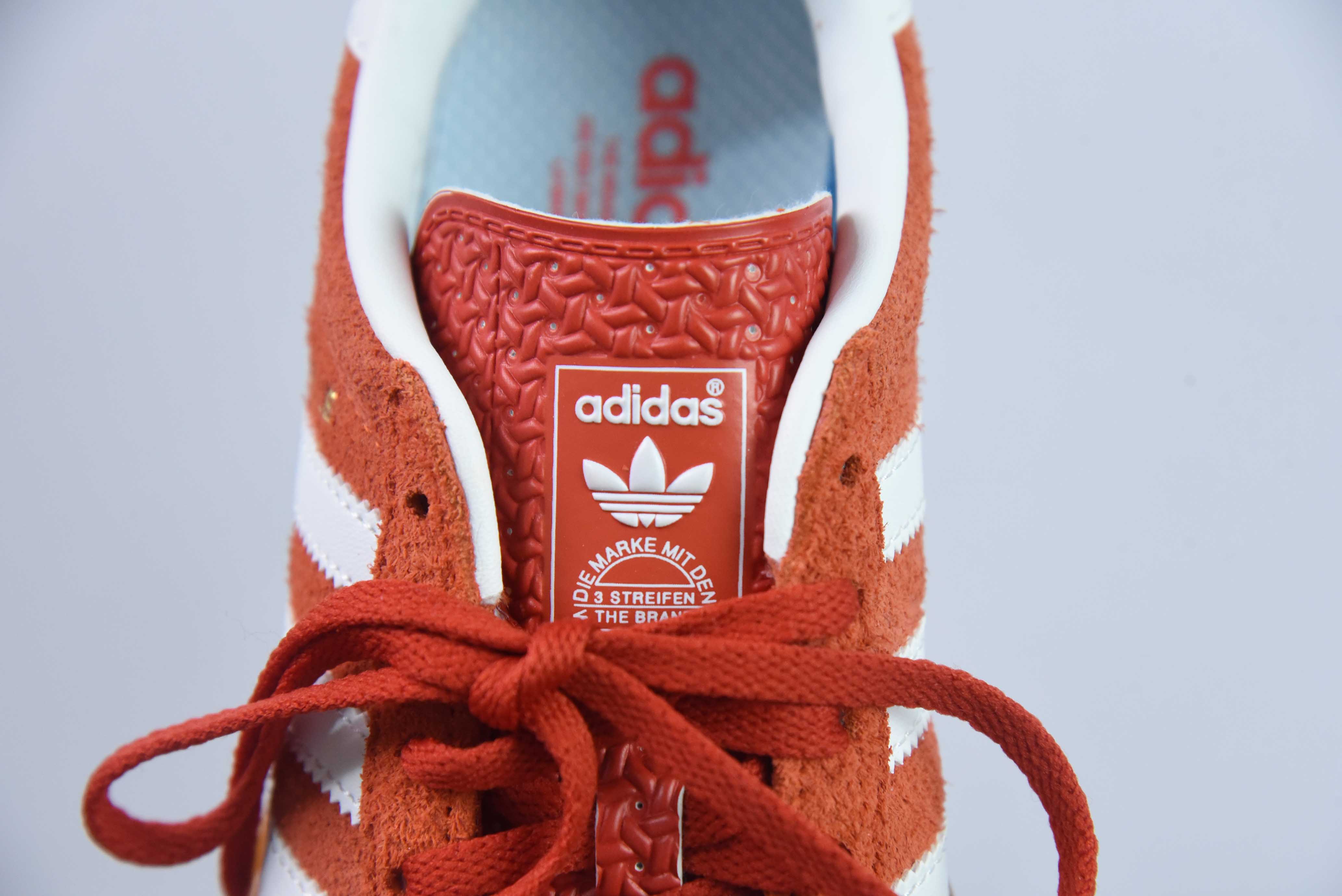 AD 오리지널 가젤 실내 트레이너 로우 탑 레트로 빈티지 페플럼 캐주얼 운동 독일 트레이너 보드 슈즈 아이템 번호 : HQ8718 사이즈 : 35.5-44