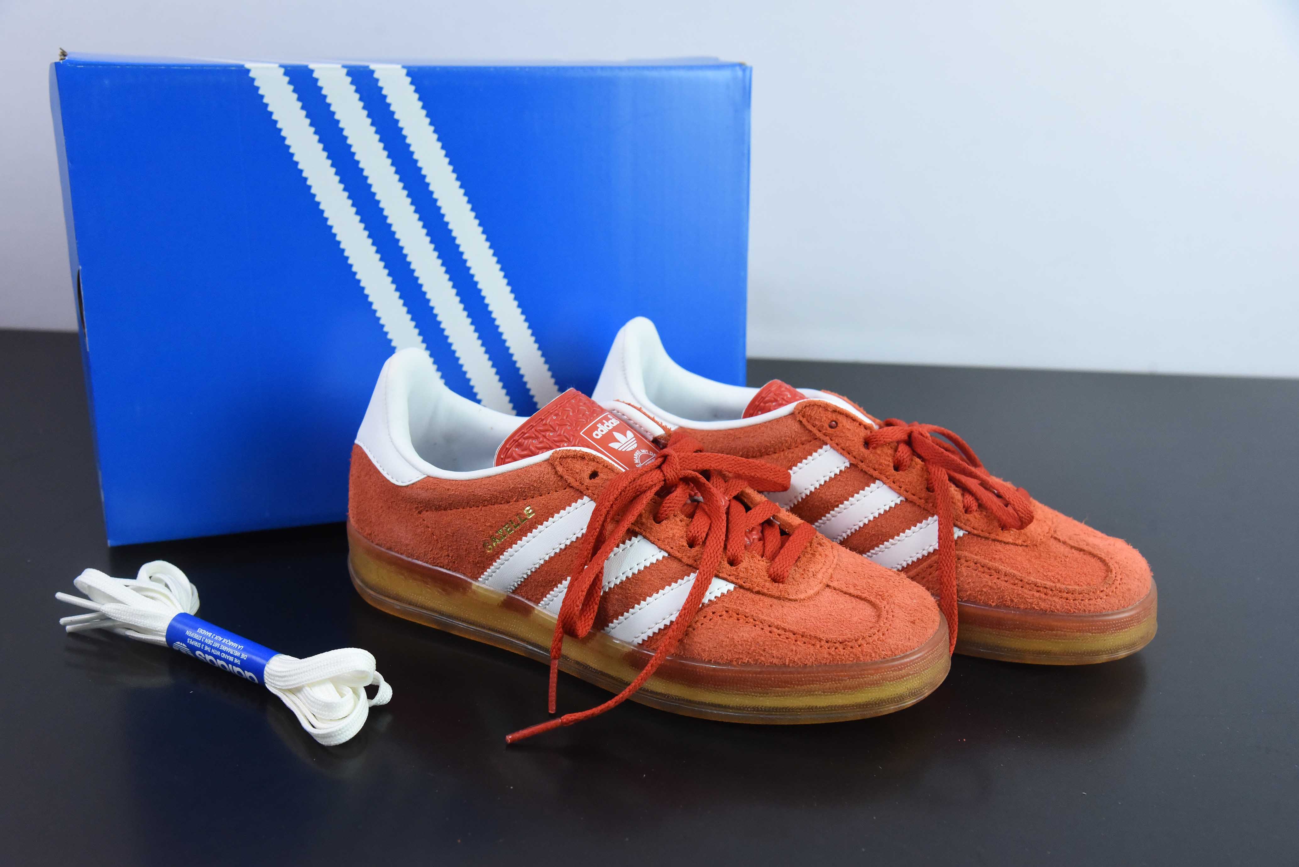 AD 오리지널 가젤 실내 트레이너 로우 탑 레트로 빈티지 페플럼 캐주얼 운동 독일 트레이너 보드 슈즈 아이템 번호 : HQ8718 사이즈 : 35.5-44